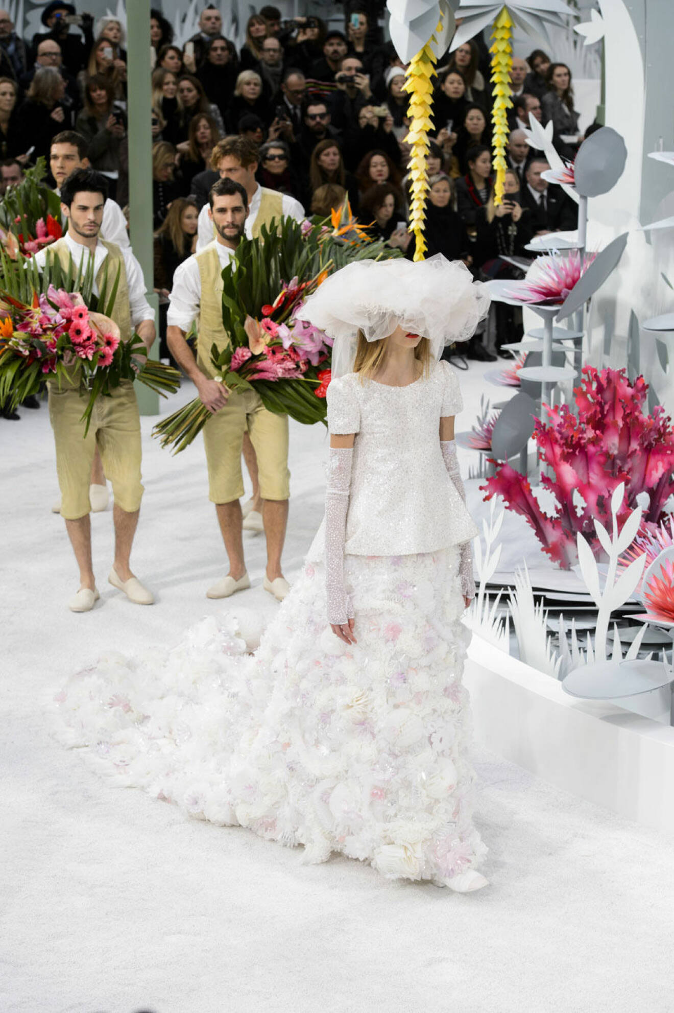 Design av Karl Lagerfeld, bröllopsklänning med hatt.