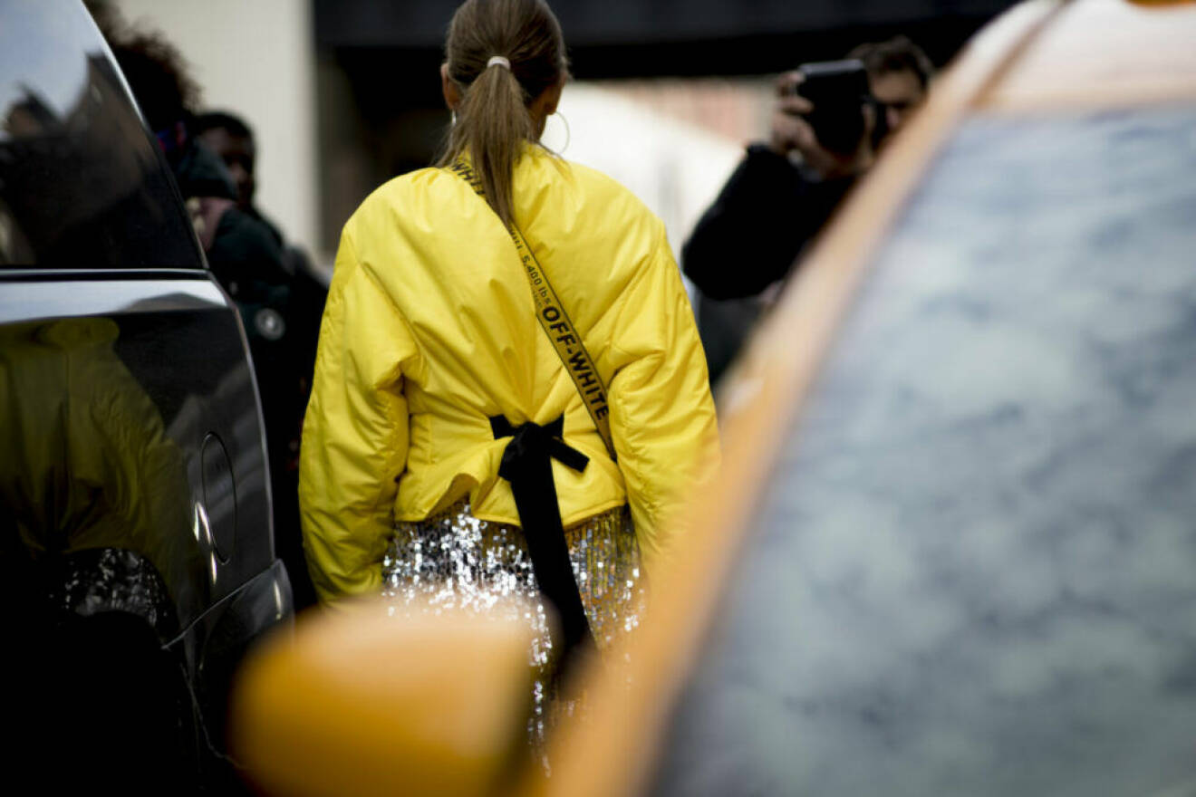 NYFW Streetstyle, gul jacka med bälte från off white.