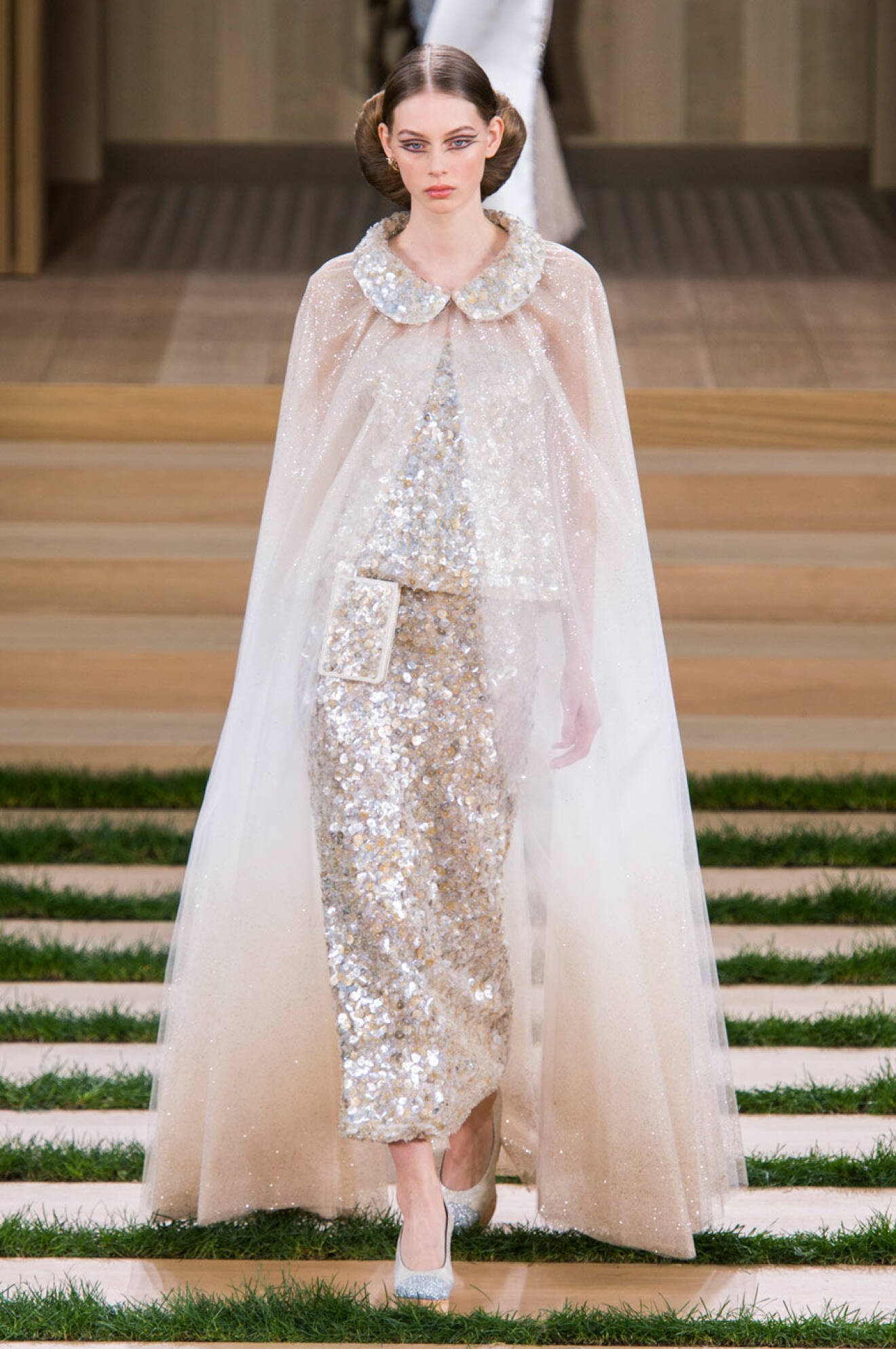 Karl Lagerfelds design, skit cape med glitter och 30-talsinspirerad klänning.