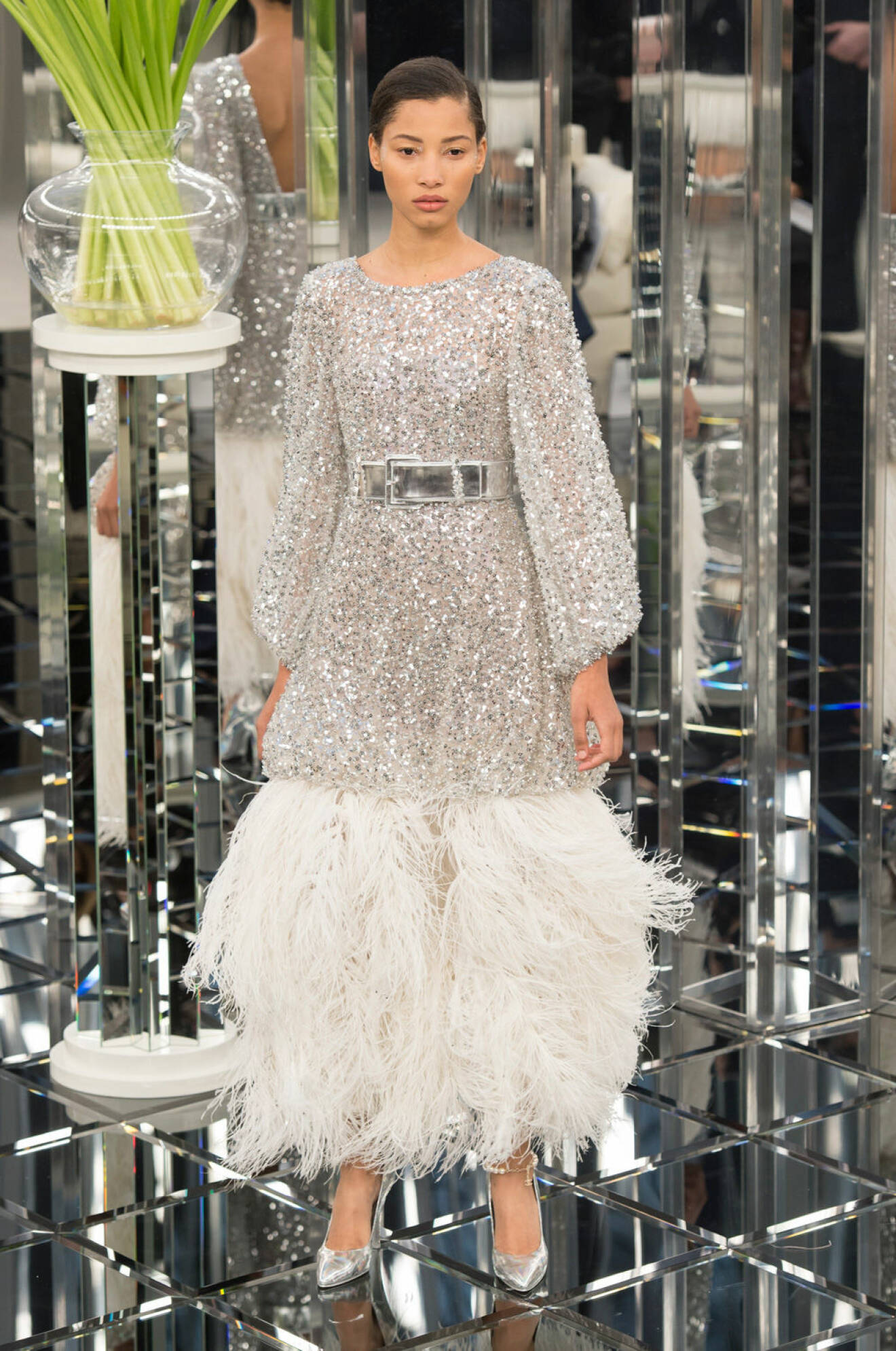 Karl Lagerfelds design för Chanel, fjäderklänning med glitter.