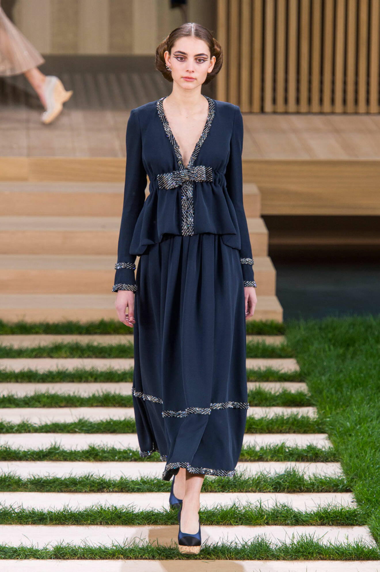 Karl Lagerfelds design, mörkblå klänning med rosett.