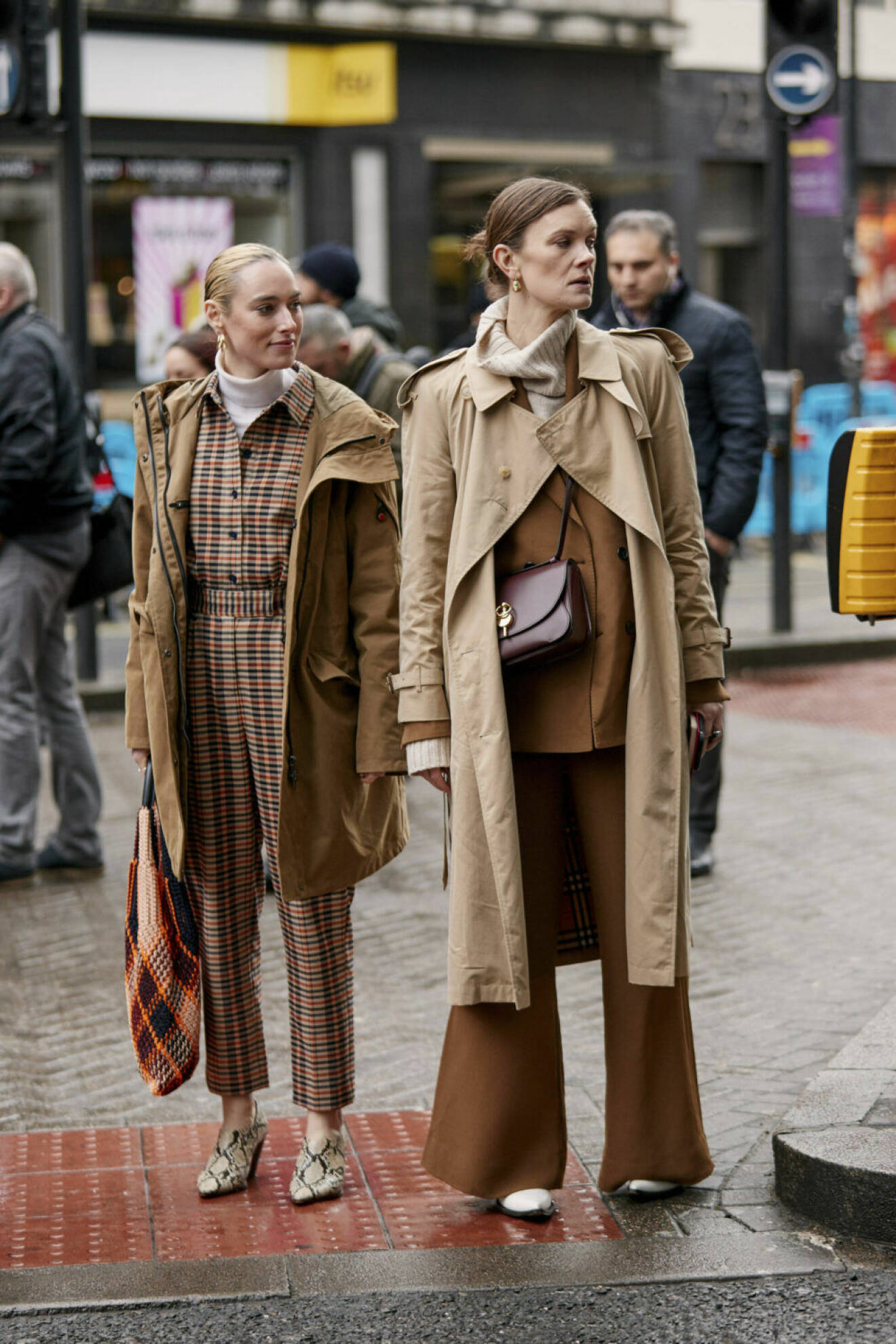 Streetstyle London Fashion Week, rutig kostym och trench.