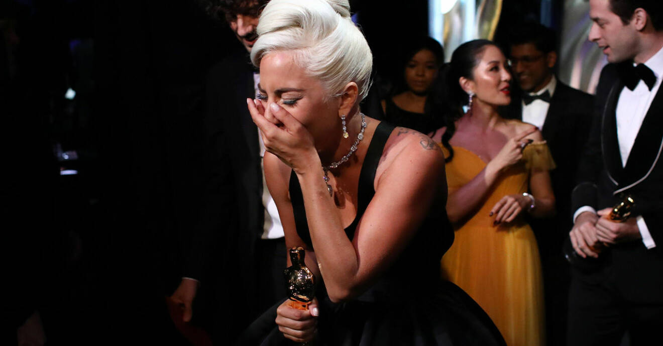 Lady Gaga gråter med Oscarsstatyetten i sin hand på Oscarsgalan 2019.