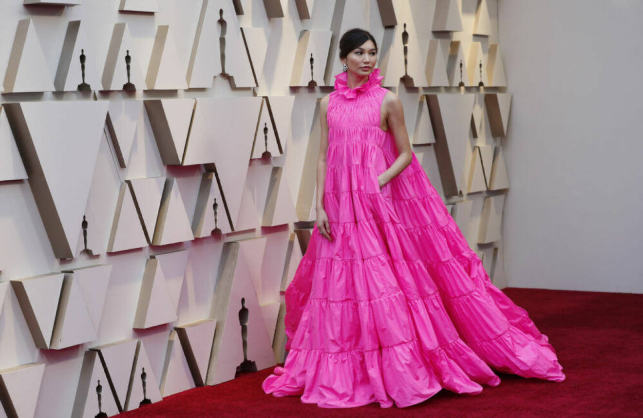 Gemma Chan i rosa klänning.