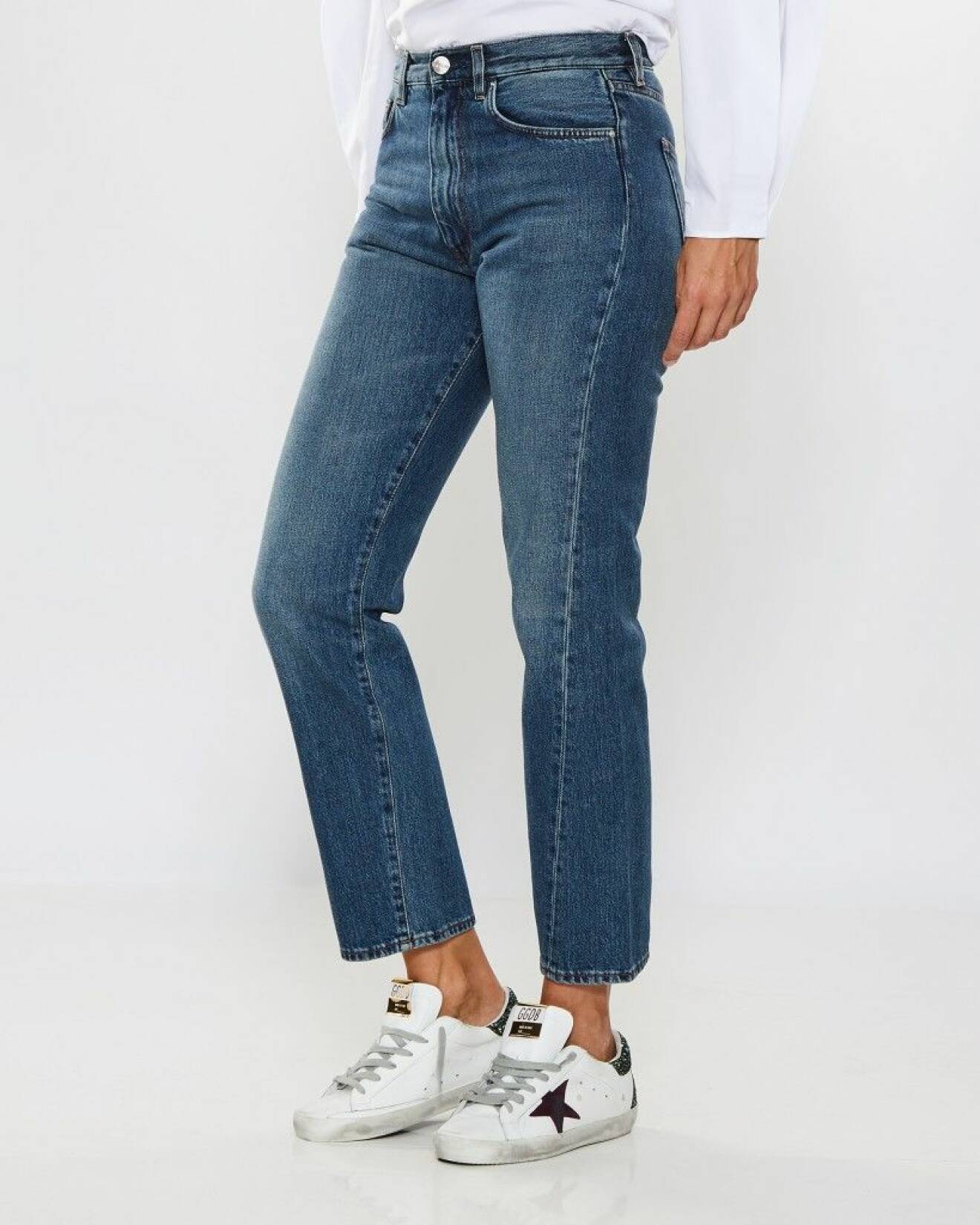 Klassiska jeans i en rakmodell med snygga detaljer från Totême. 
