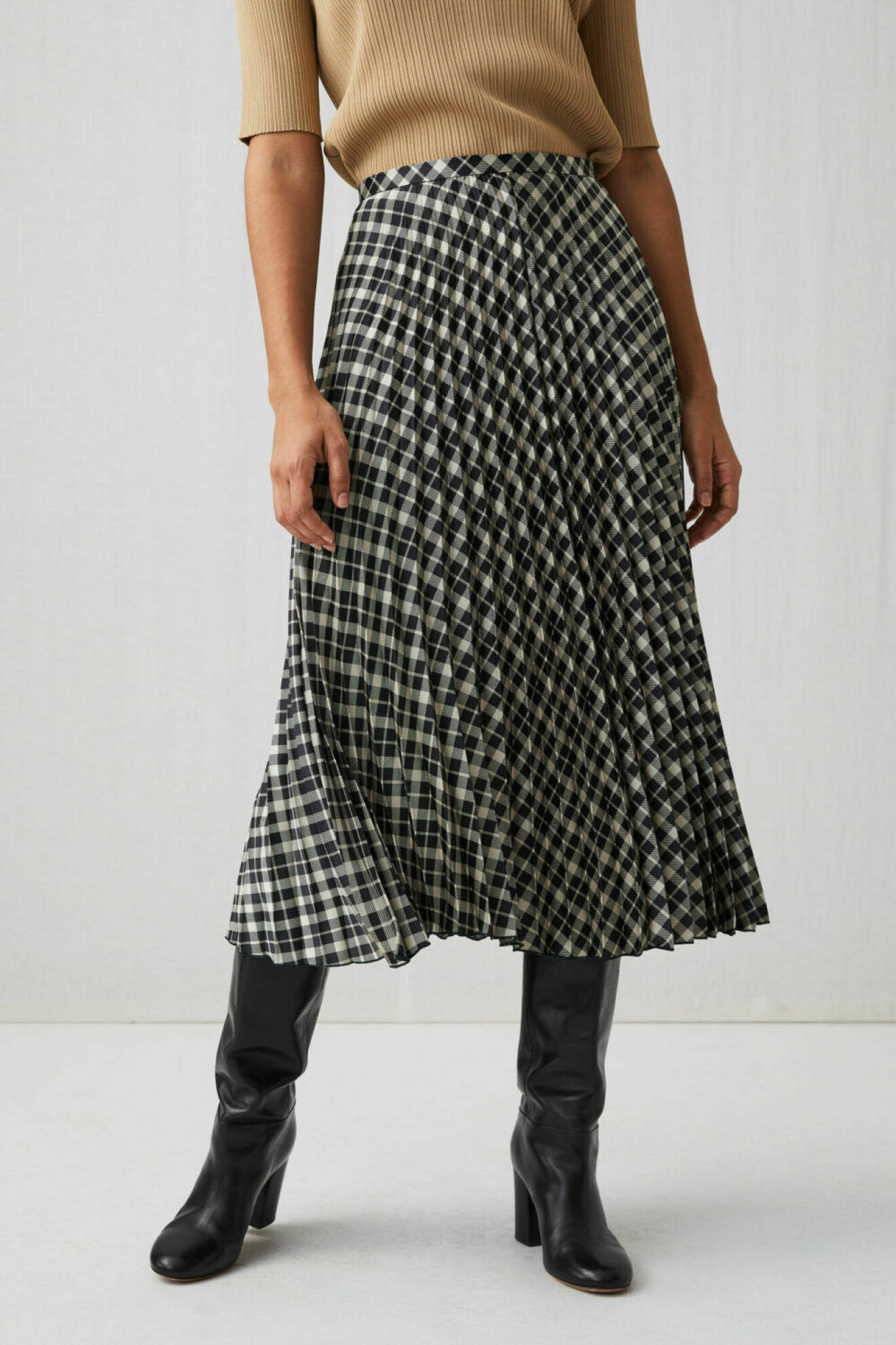 Plisserad kjol med rutmönster från Arket. 