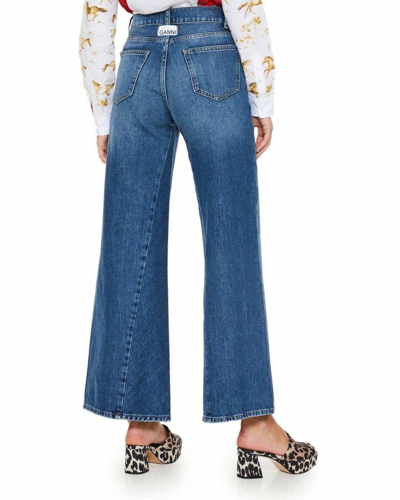 Trendiga jeans i en avslappnat utsvängd modell från Ganni.