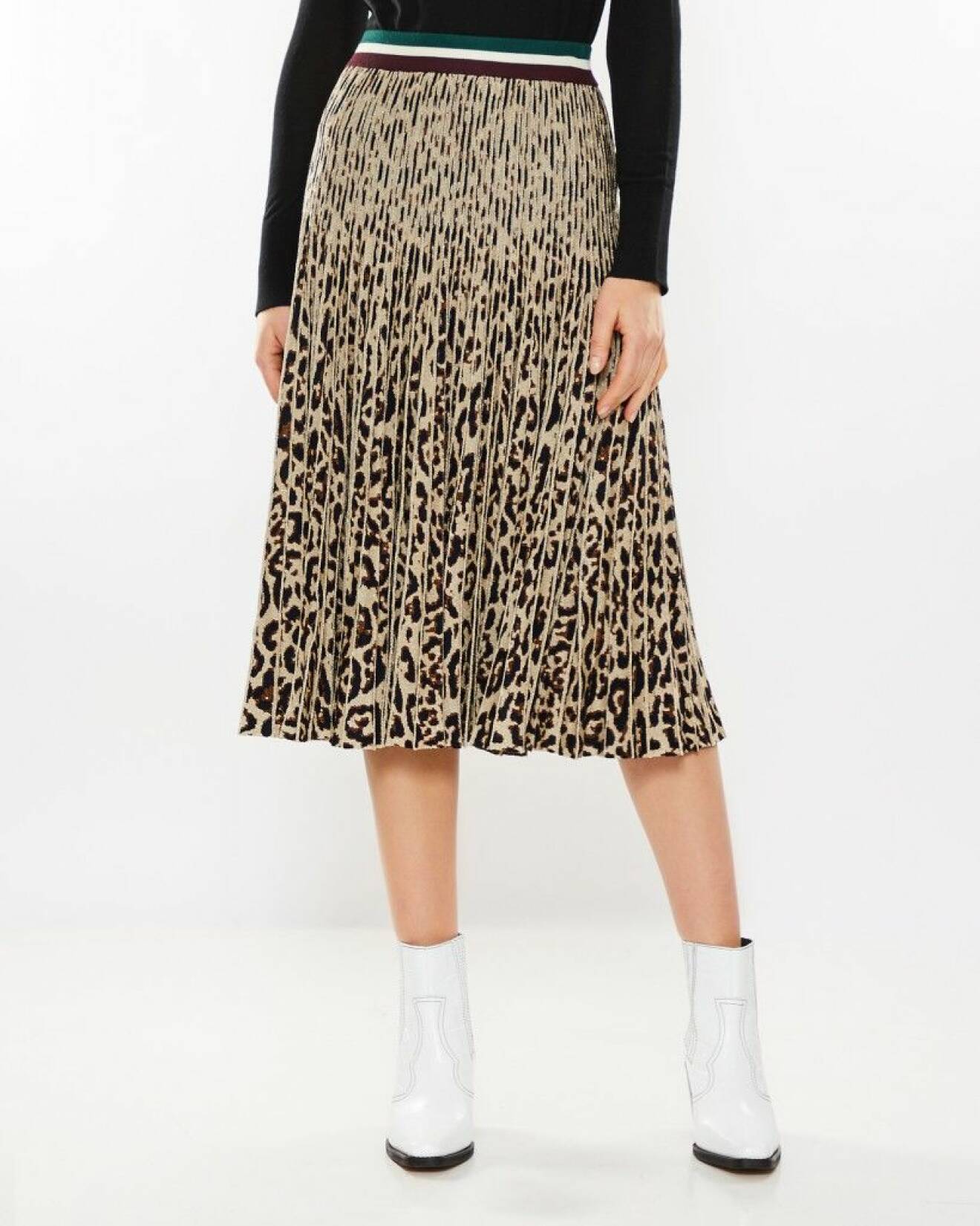 Knälång glittrig kjol med plissering och leopardmönster från Baum und Pferdgarten. 