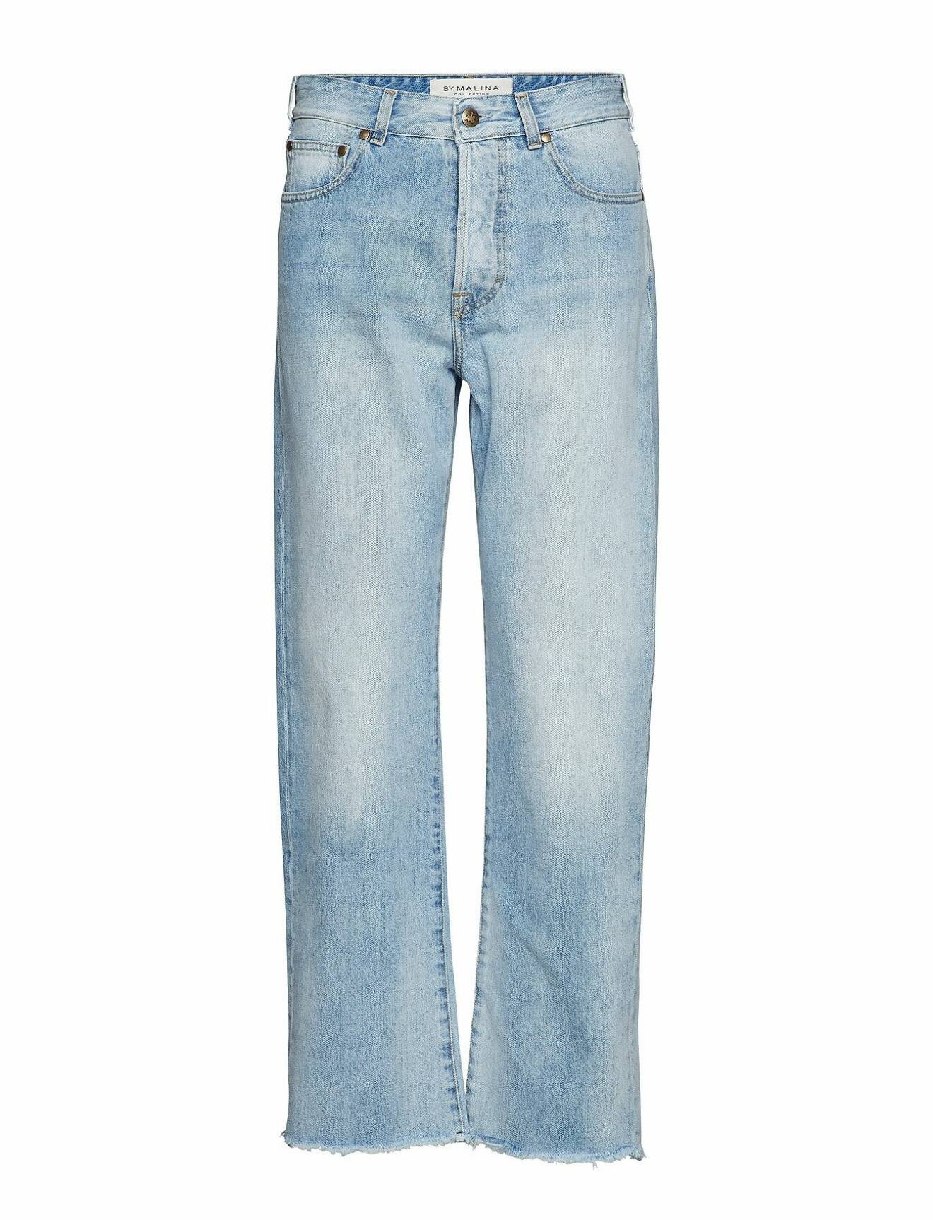 Högmidjade jeans i en avslappnad modell och ljus nyans från ByMalina