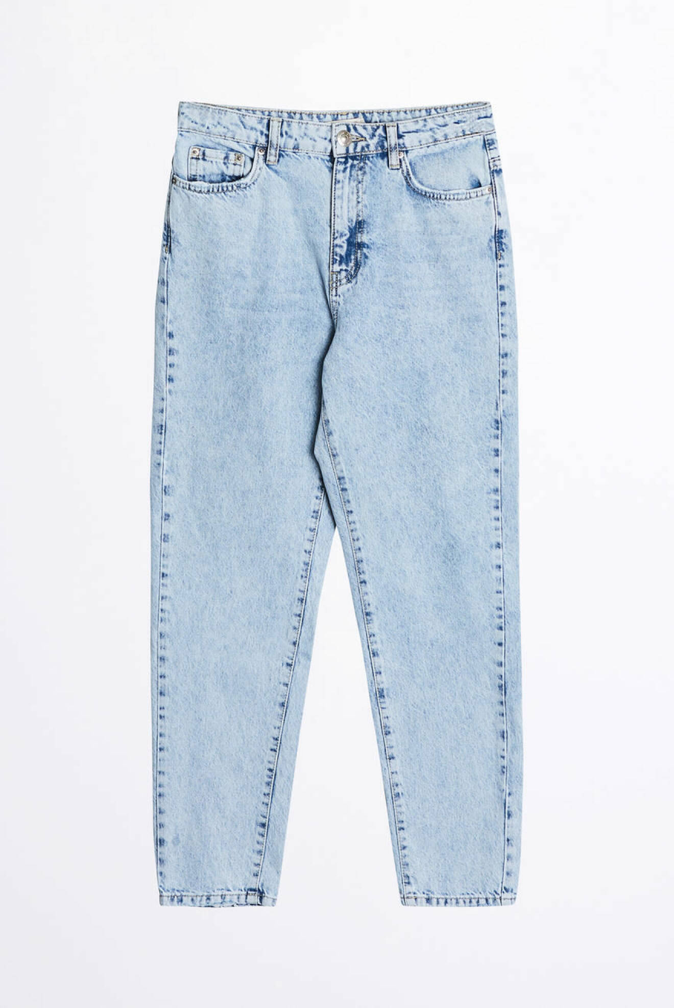 Stentvättade jeans i en klassisk mom-jeans modell från Gina Tricot.