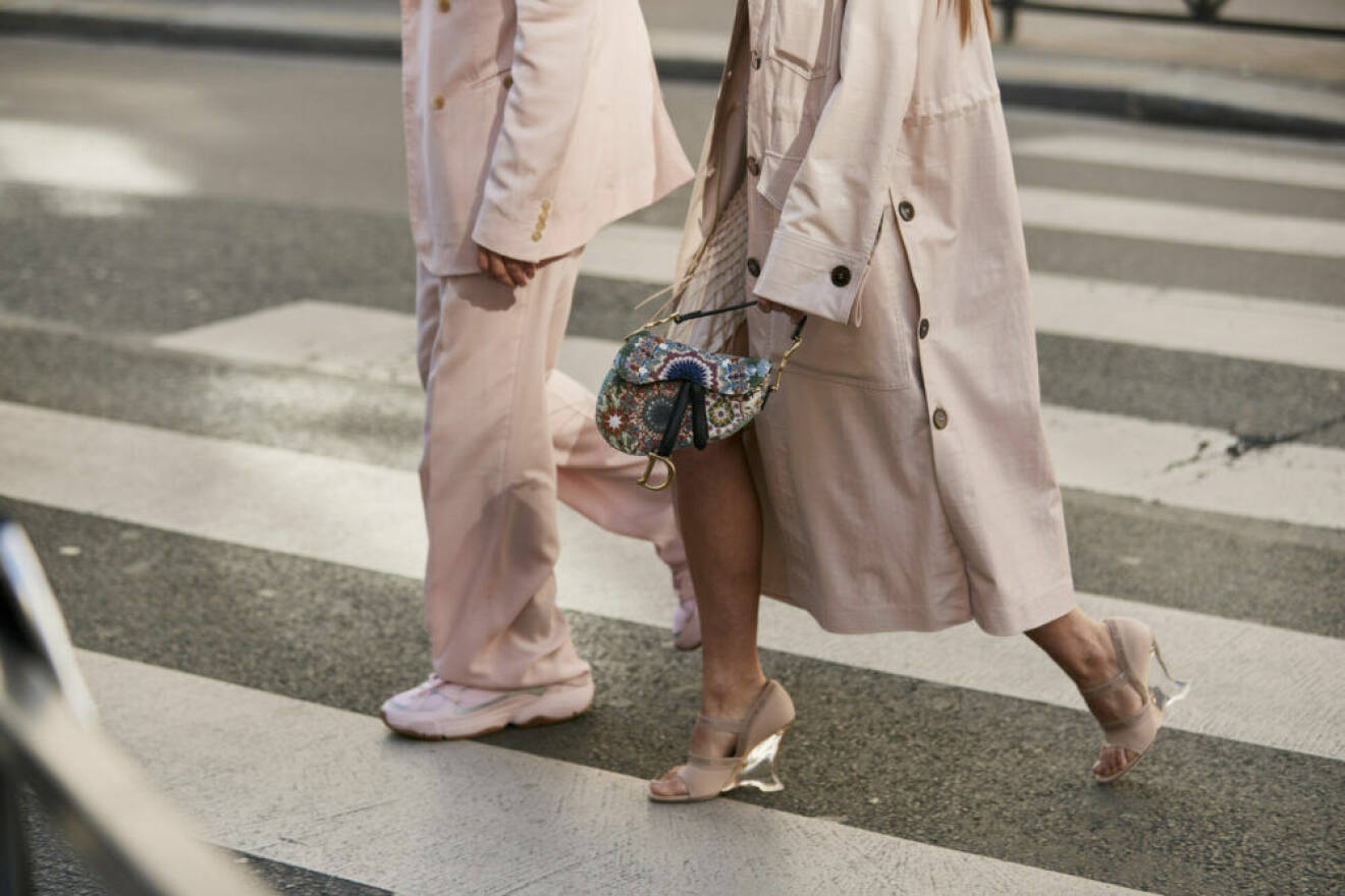 Streetstyle Paris FW, två rosa outfits.