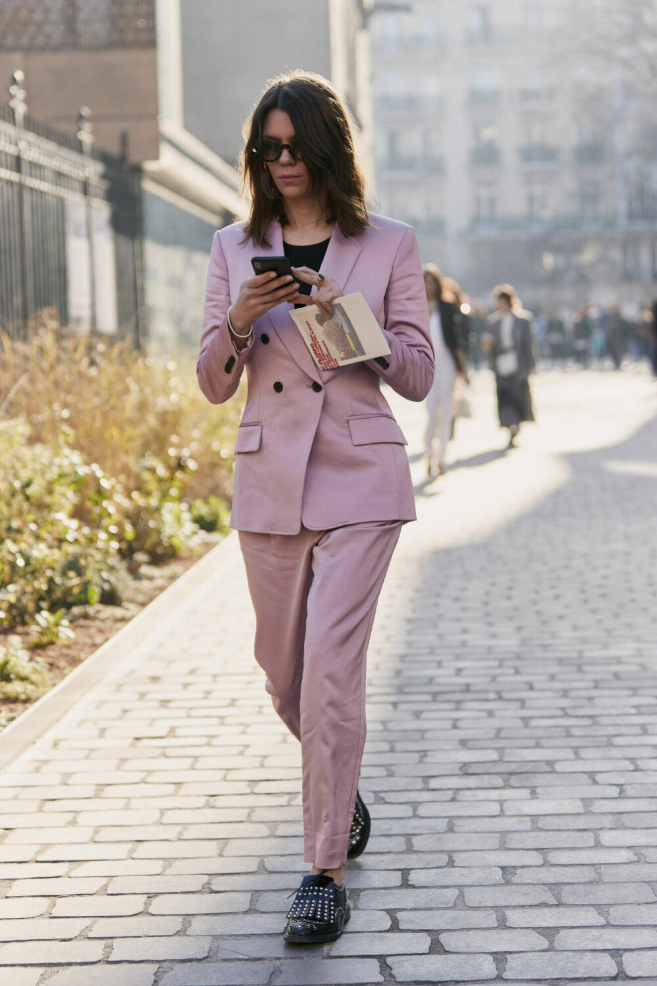 Streetstyle Paris FW rosa kostym.