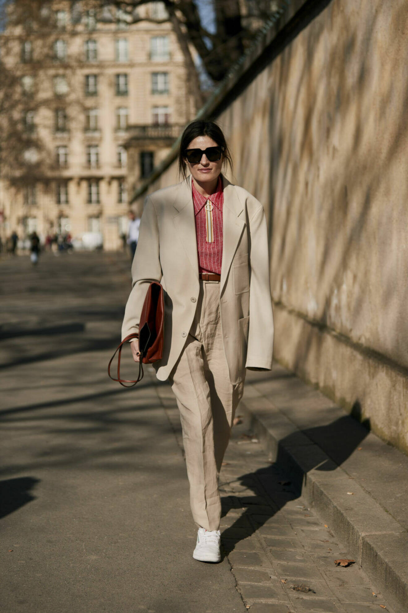Streetstyle Paris FW, beige kostym och röd tröja.