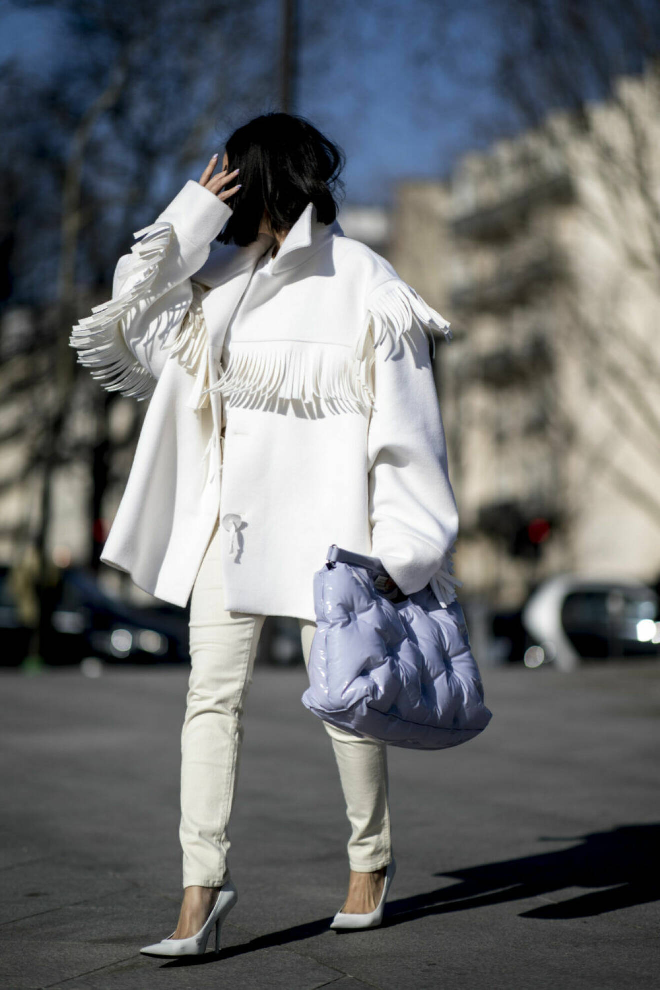 Streetstyle Paris FW, vit kappa med fransar.