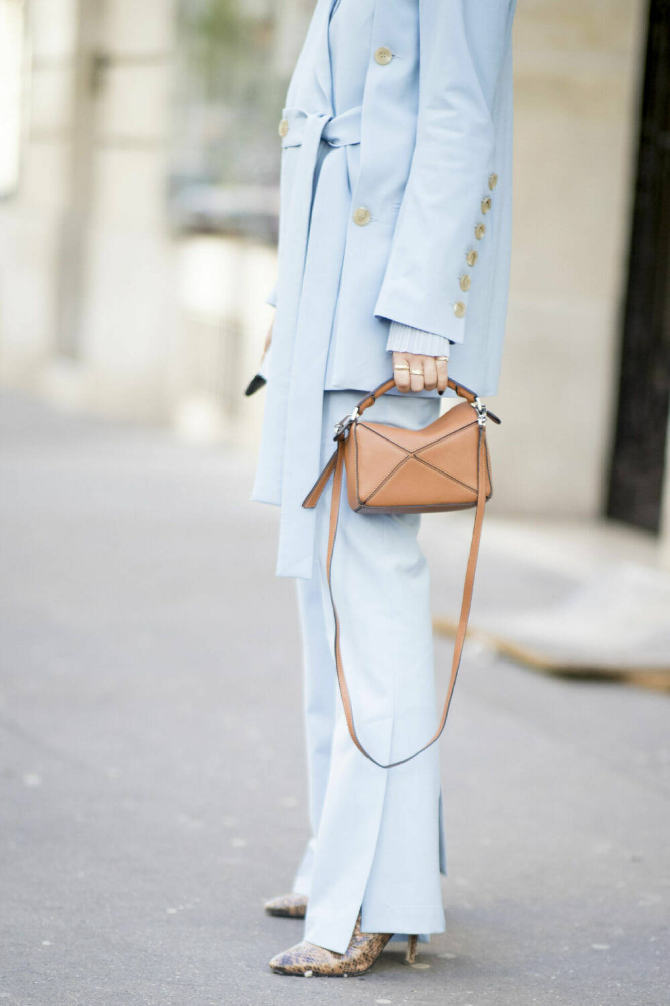 Streetstyle Paris FW, ljusblå kostym och väska från Loewe.