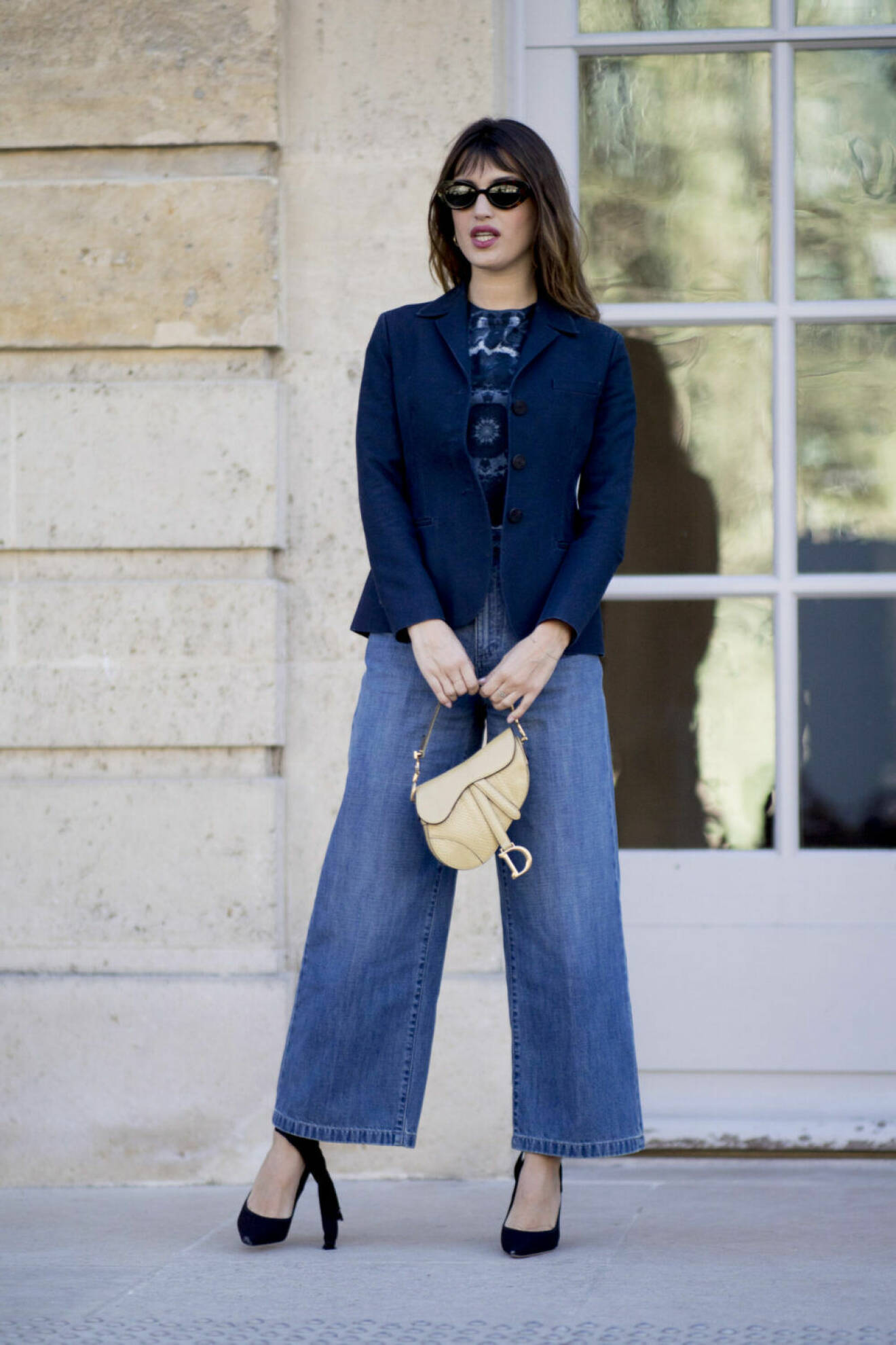 Streetstyle Paris FW, kvinna i jeans och väska från Dior.