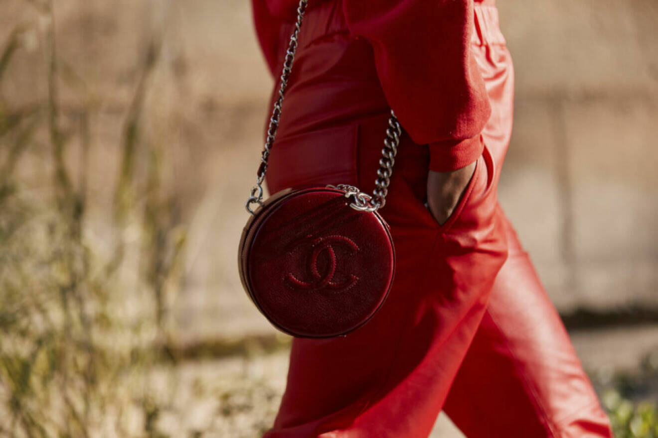 Streetstyle Paris FW, detalj på röd väska från Chanel.