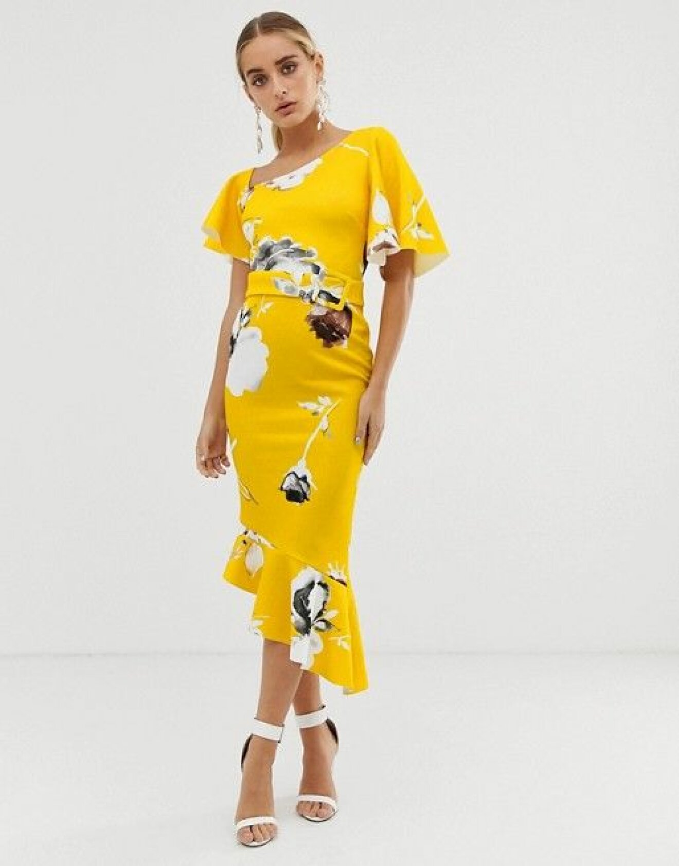 En bild på en blommig klänning med asymmetrisk skärning från Asos Design.