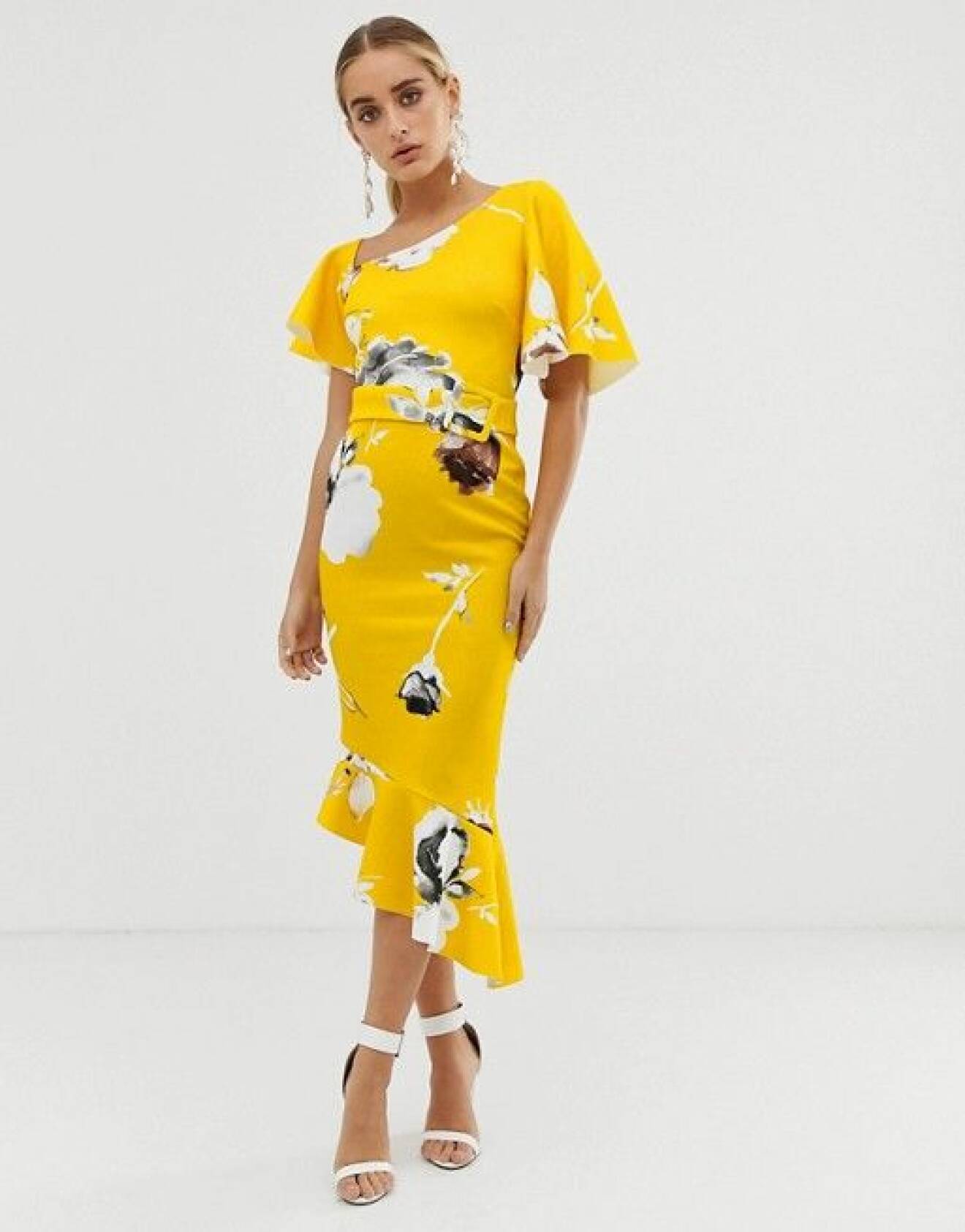 En bild på en blommig klänning med asymmetrisk skärning från Asos Design.