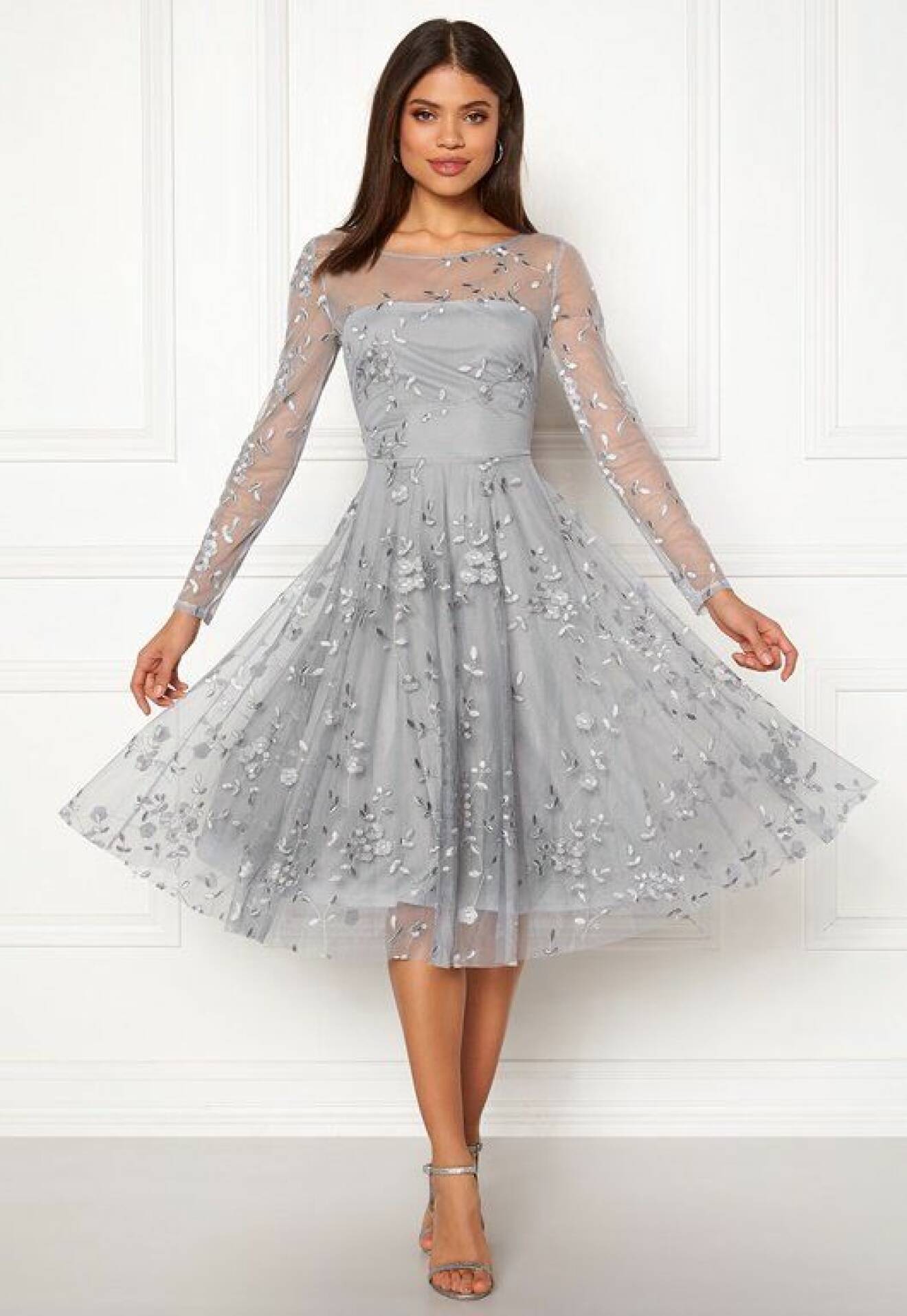 En bild på en långärmad klänning från Goddiva med broderade detaljer.