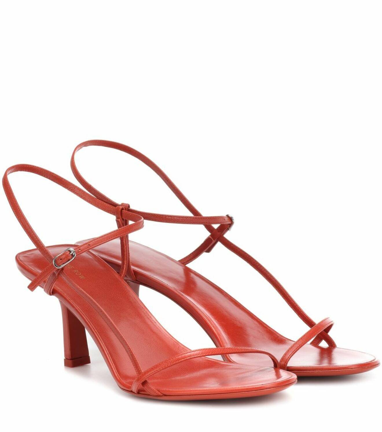 Röda sandaletter från det coola designermärket The Row. Här kan du shoppa skon!