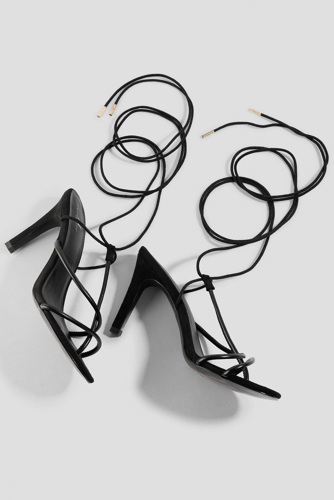 Svarta klackskor med hög klack och smala band från NA-KD. Här kan du shoppa skorna!