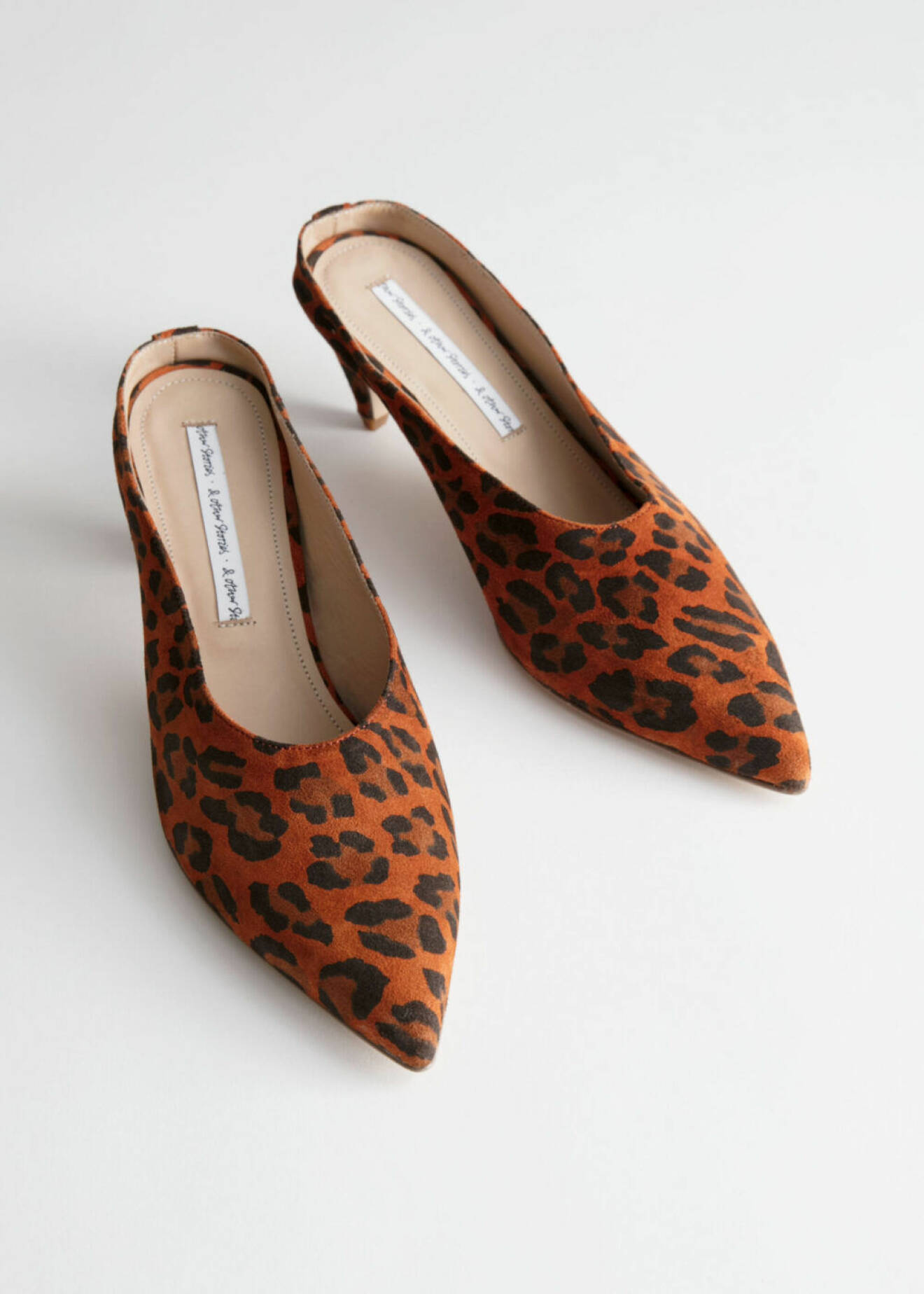 Snygga klackskor med leopard-mönster från & Other Stories. Här kan du shoppa skorna!
