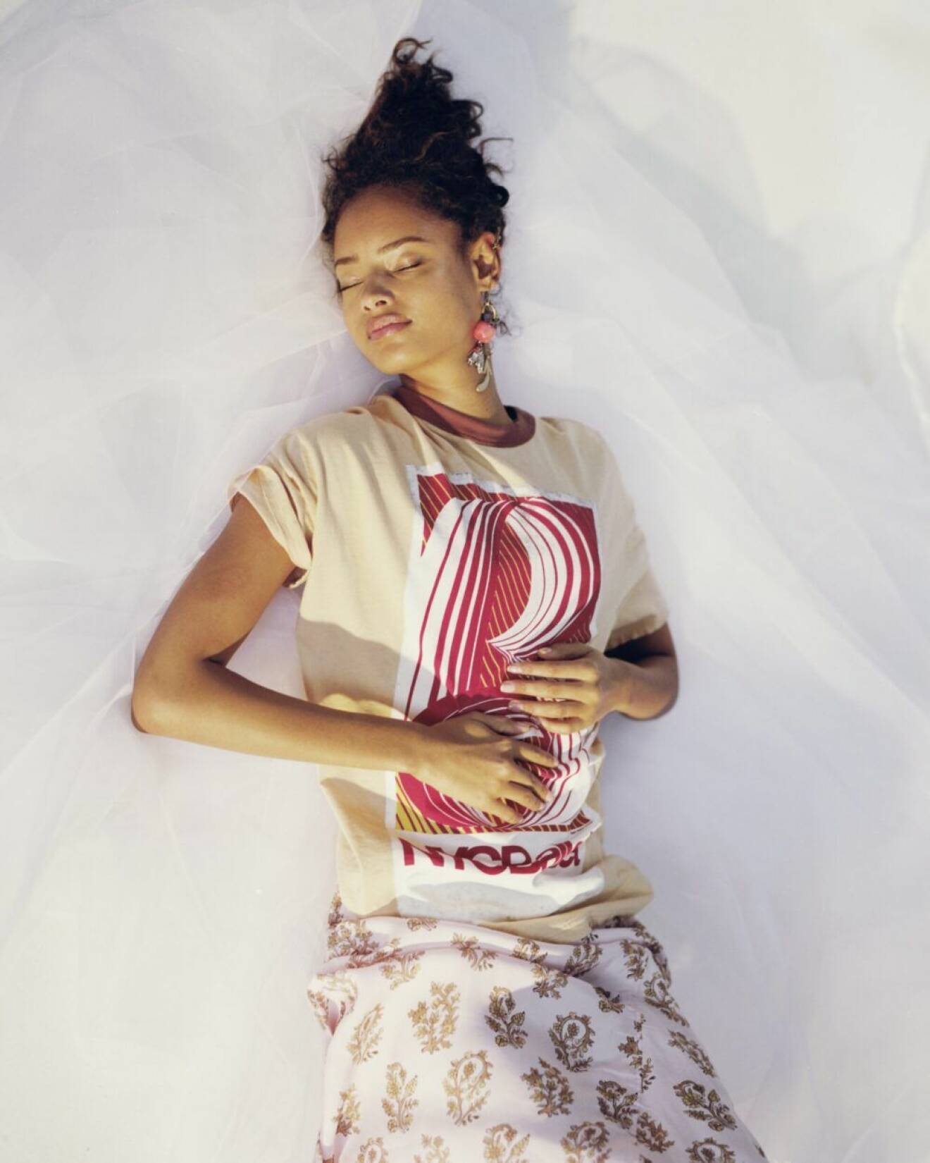 Grafisk t-shirt och mönstrad kjol från Acne Studios