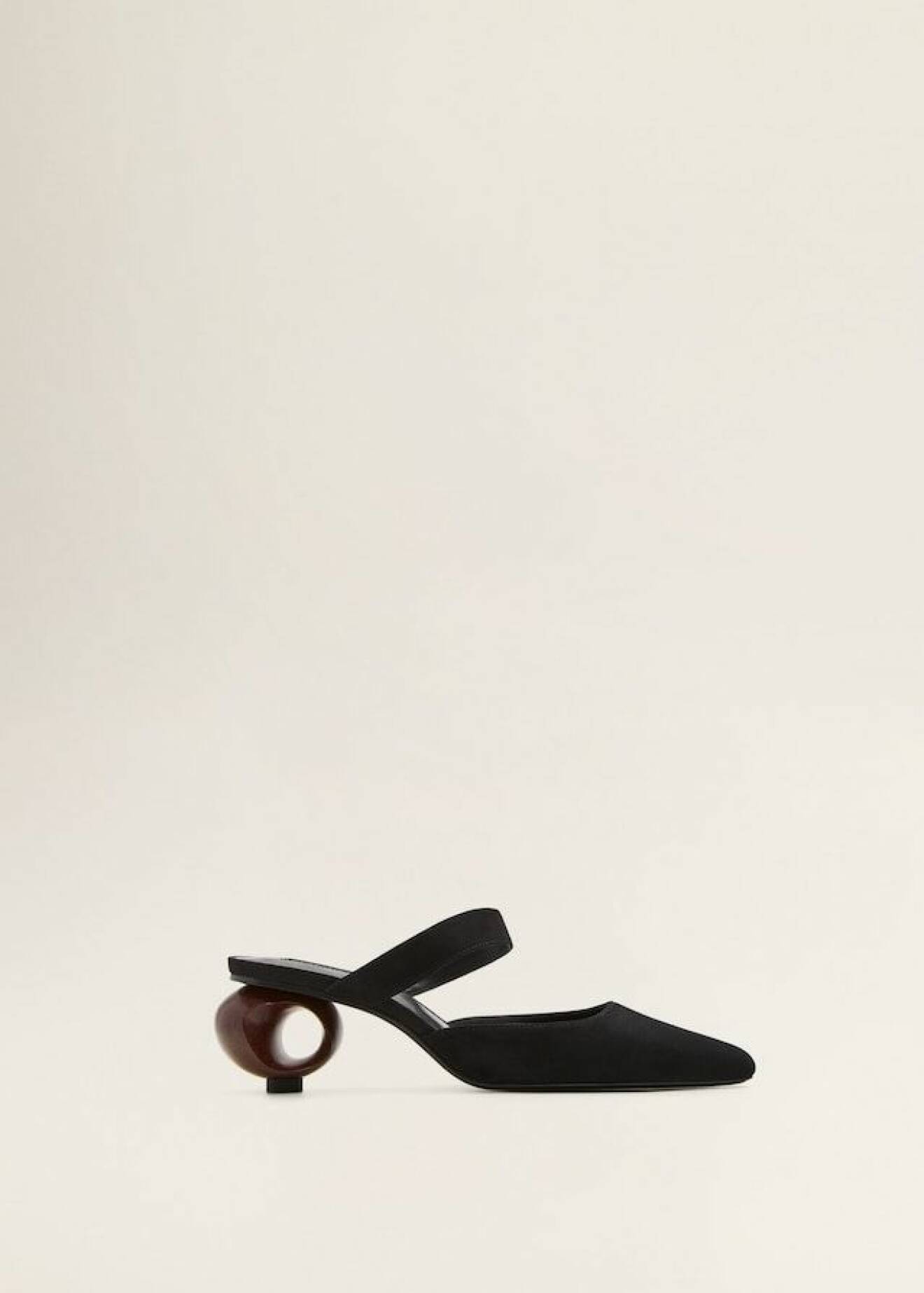 Svarta klackskor med rund träklack från Mango. Här kan du shoppa skorna!