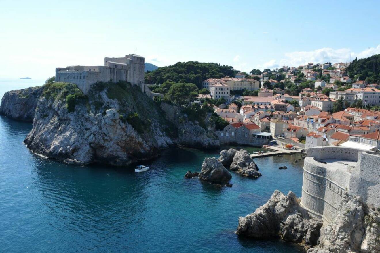 En bild på utsikten från staden Dubrovnik i Kroatien. 