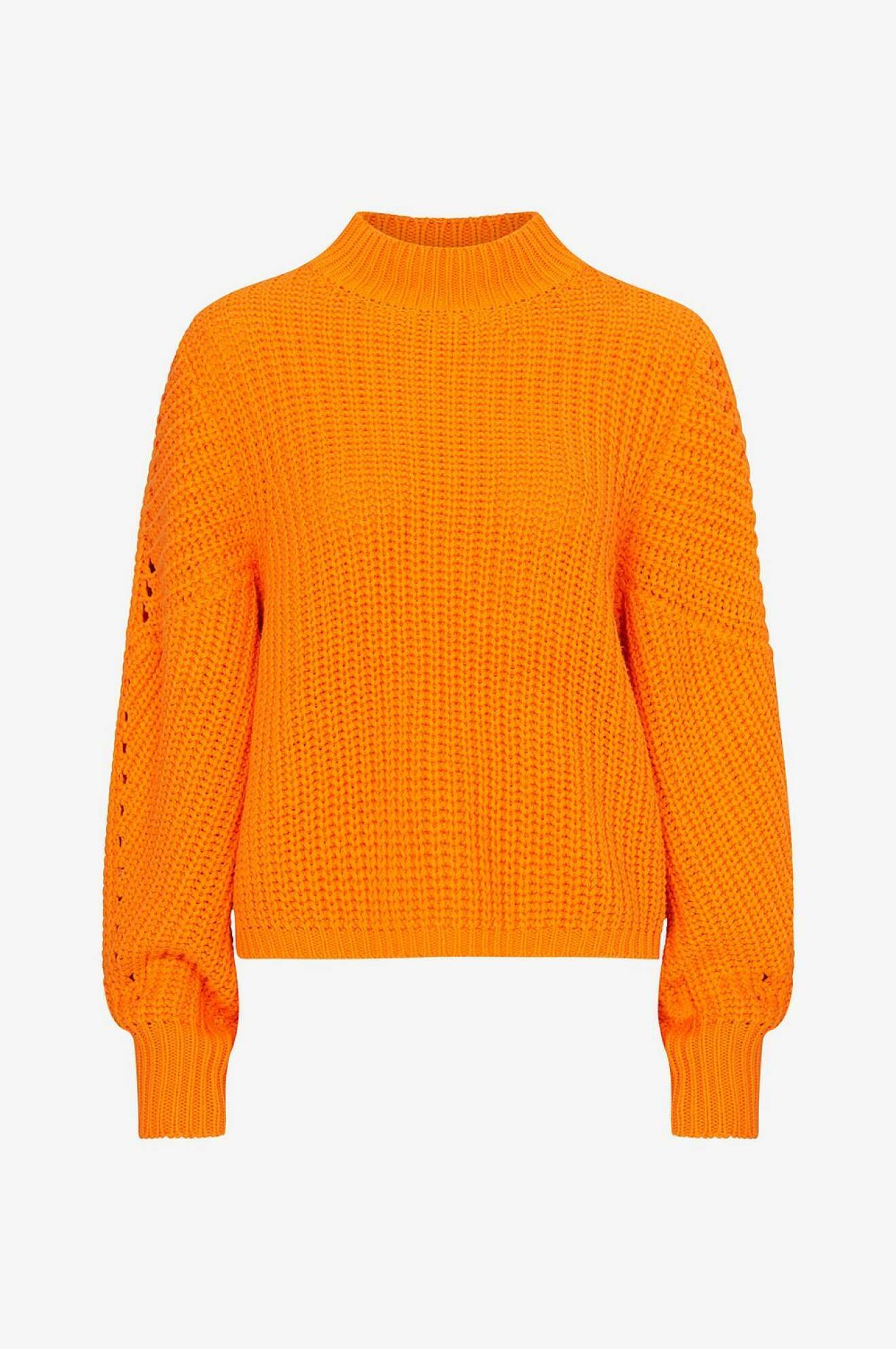 Färgstark stickad tröja i orange från Ellos. Här kan du shoppa den stickade tröjan!