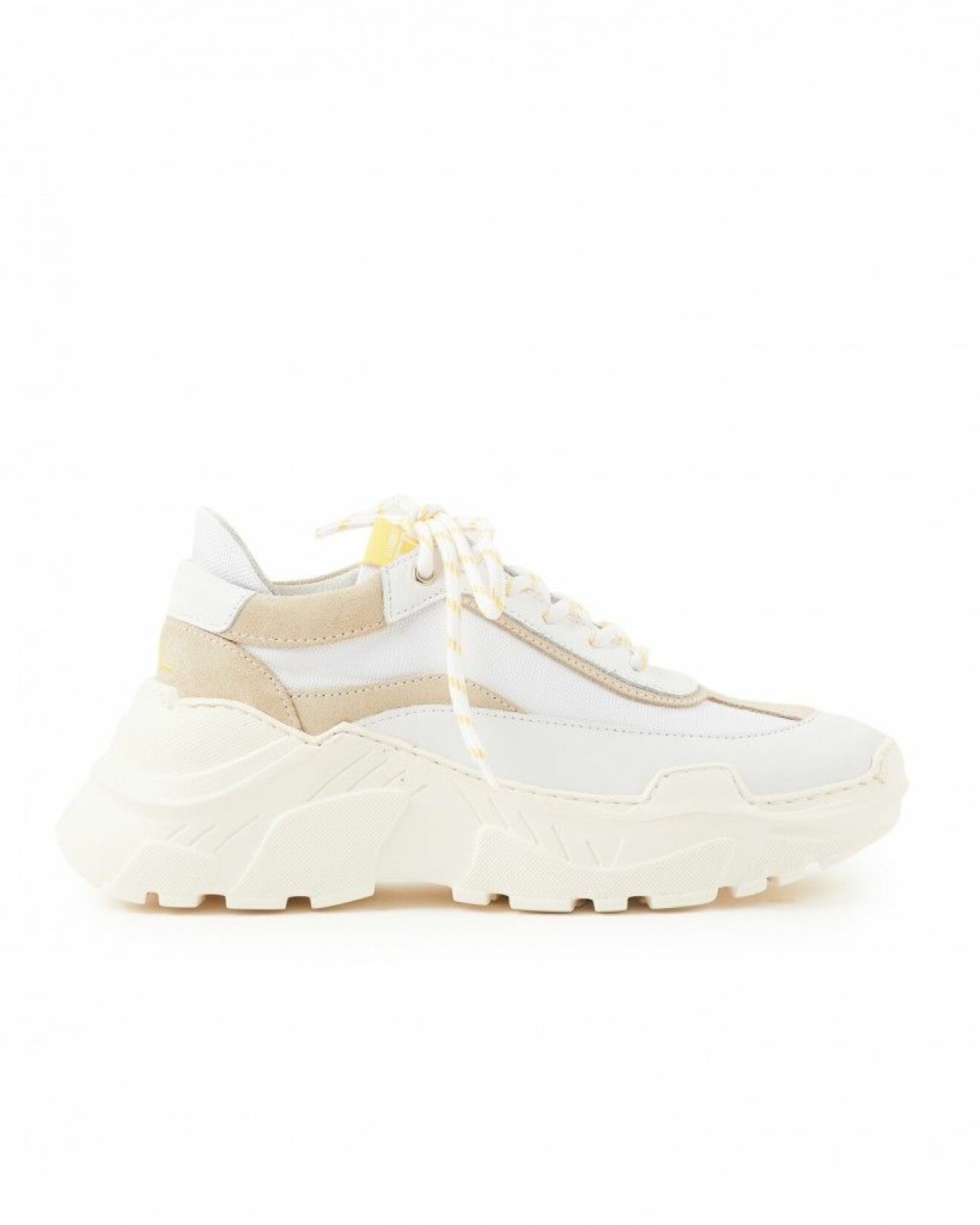 Vita sneakers med mockadetaljer i beige från JLindeberg. Här kan du shoppa skorna!