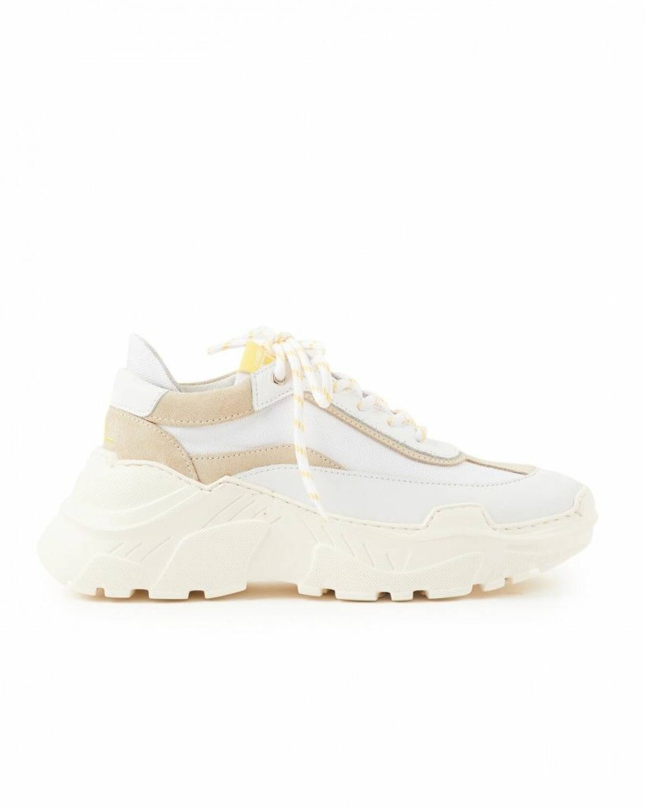 Vita sneakers med mockadetaljer i beige från JLindeberg. Här kan du shoppa skorna!