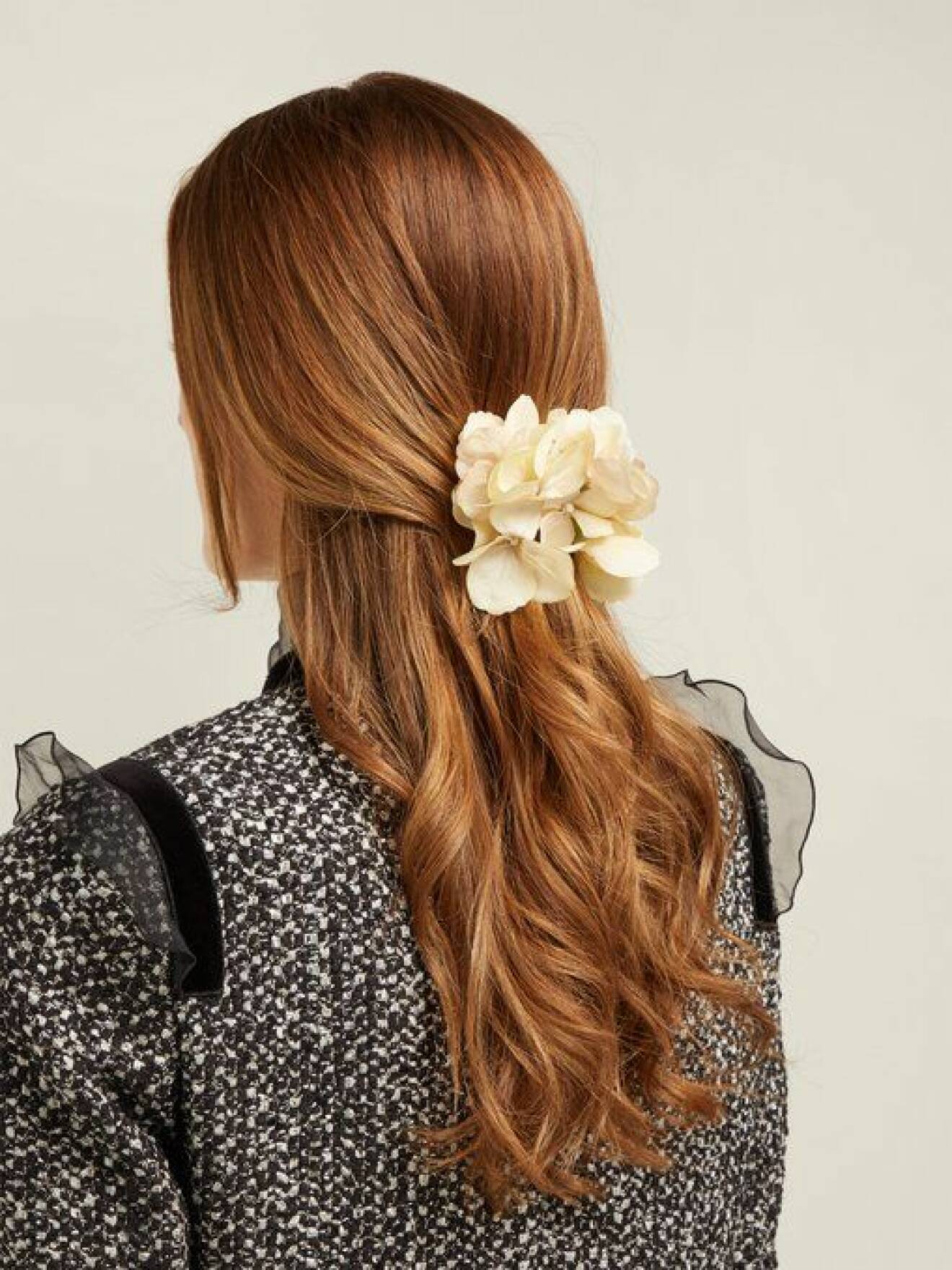 En bild på ett hårspänne i form av en hortensia från Philippa Craddocks nya kollektion på Matchesfashion.com.