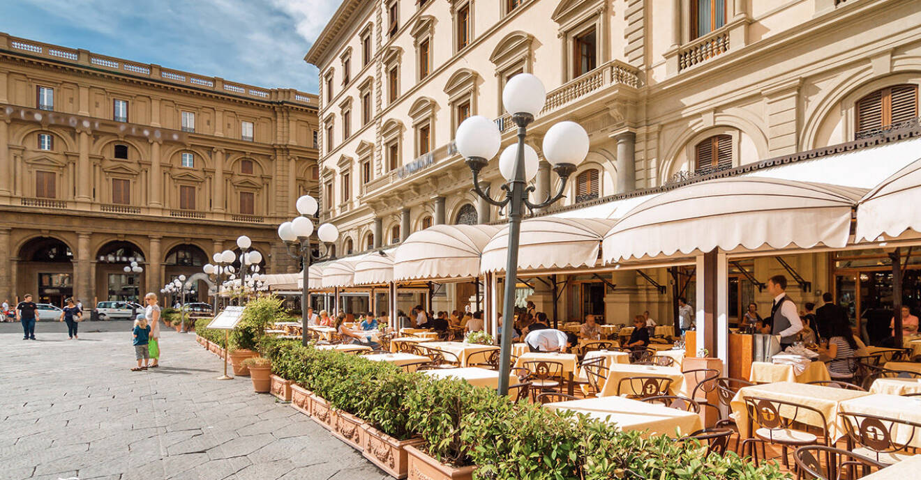 Ta en morgonkaffe på Piazza della Repubblica i Florens.