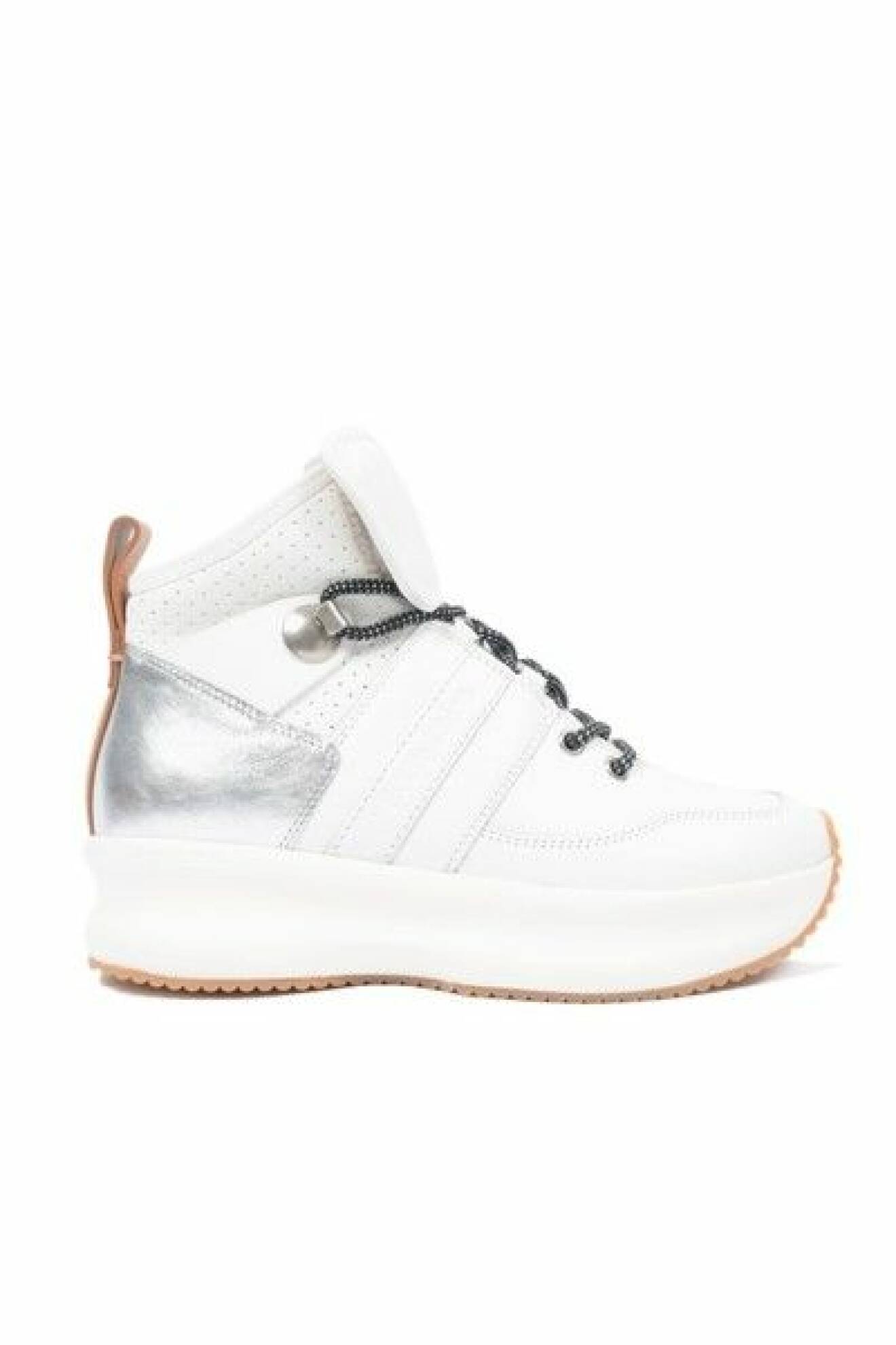 Snygga vita sneakers med detaljer i silver och beige från See by Chloé.
