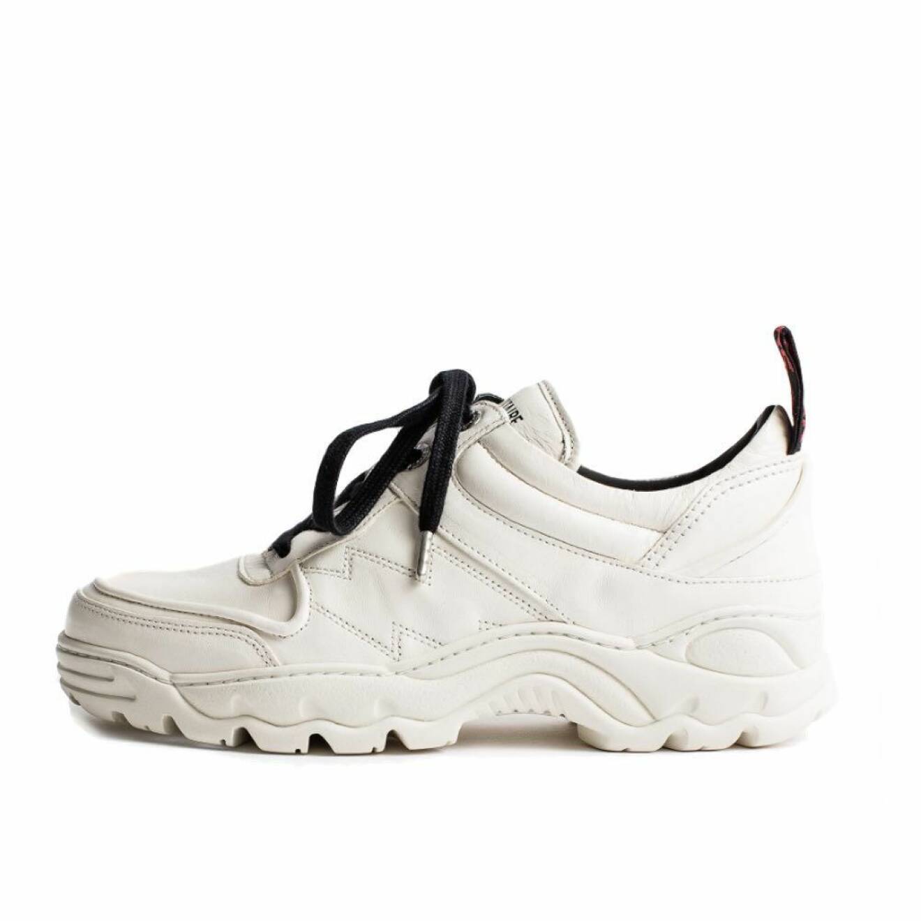 Vita chunky sneakers med detaljerade sömmar och svart snörning från Zadig et Voltaire. Här kan du shoppa skorna!