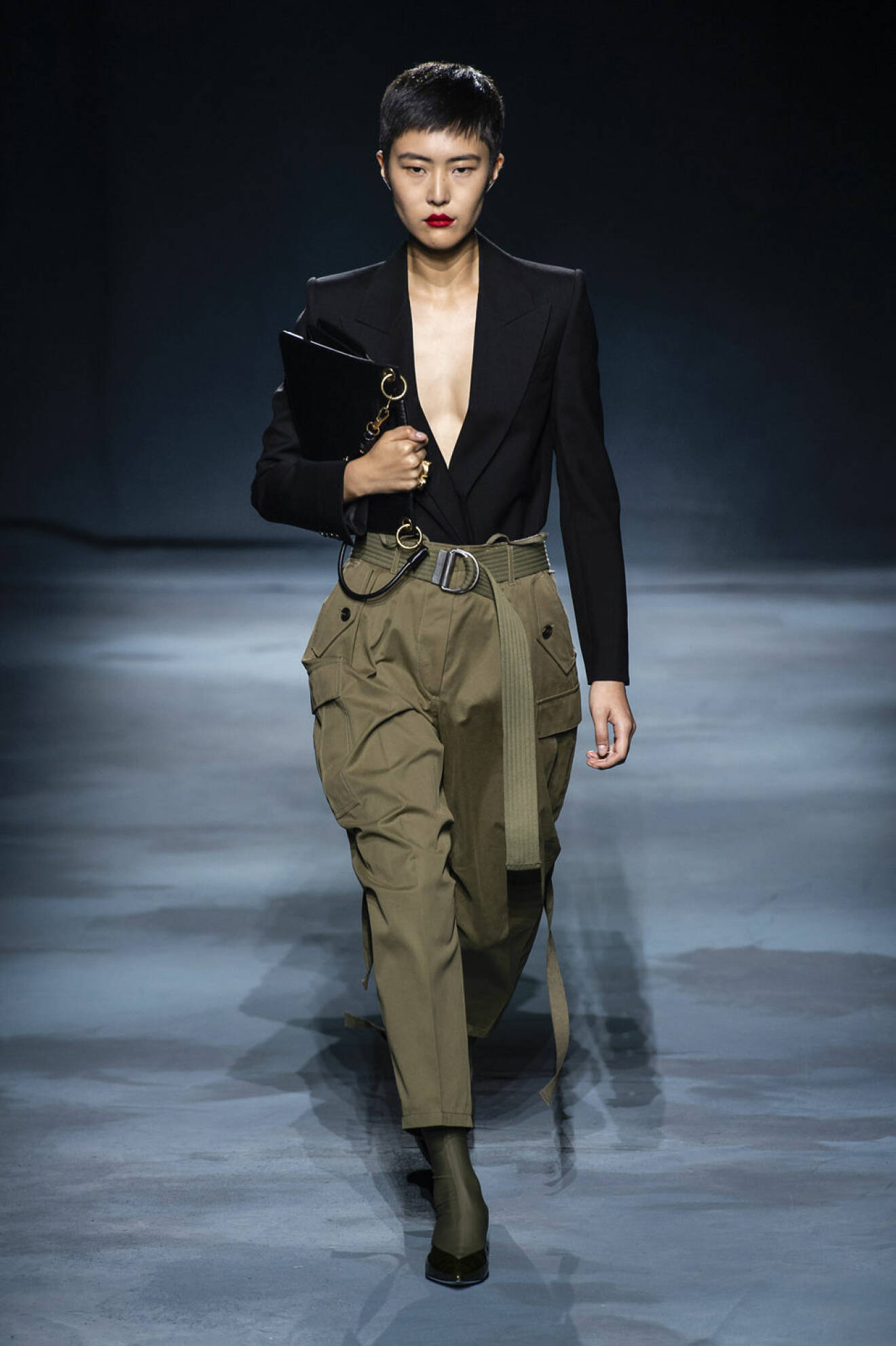Givenchy ss-19 kolllektion modell med kavaj och militärbyxor