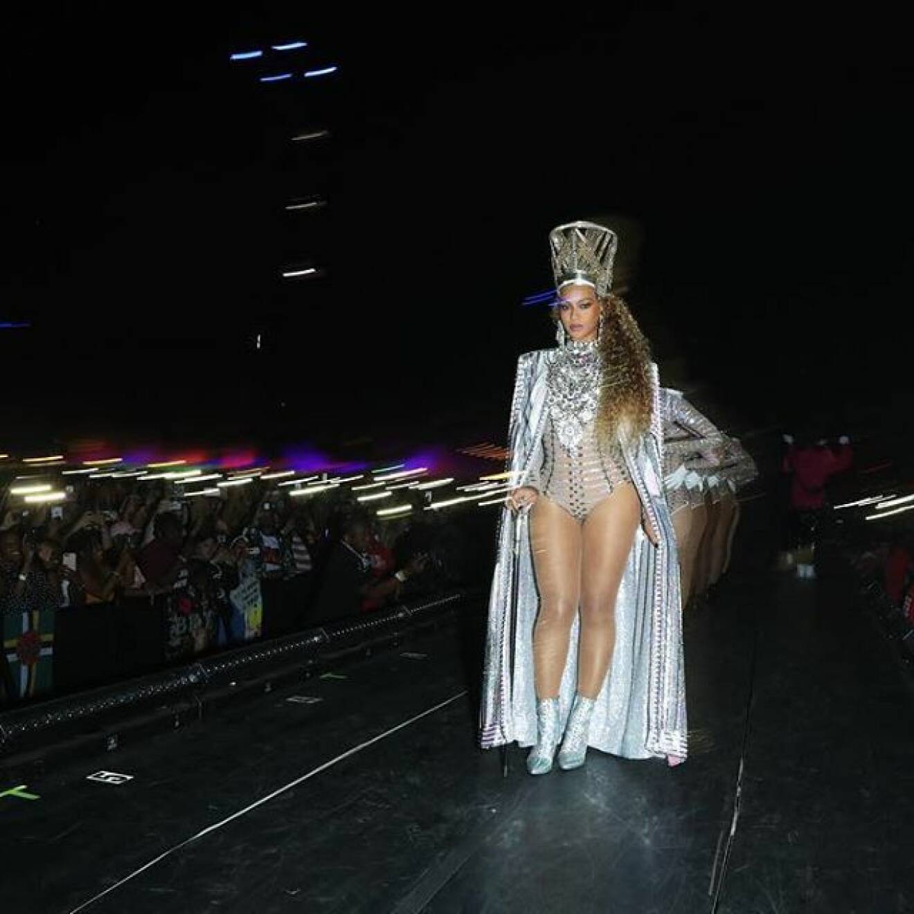 Beyoncé i en silvrig bodysuit.