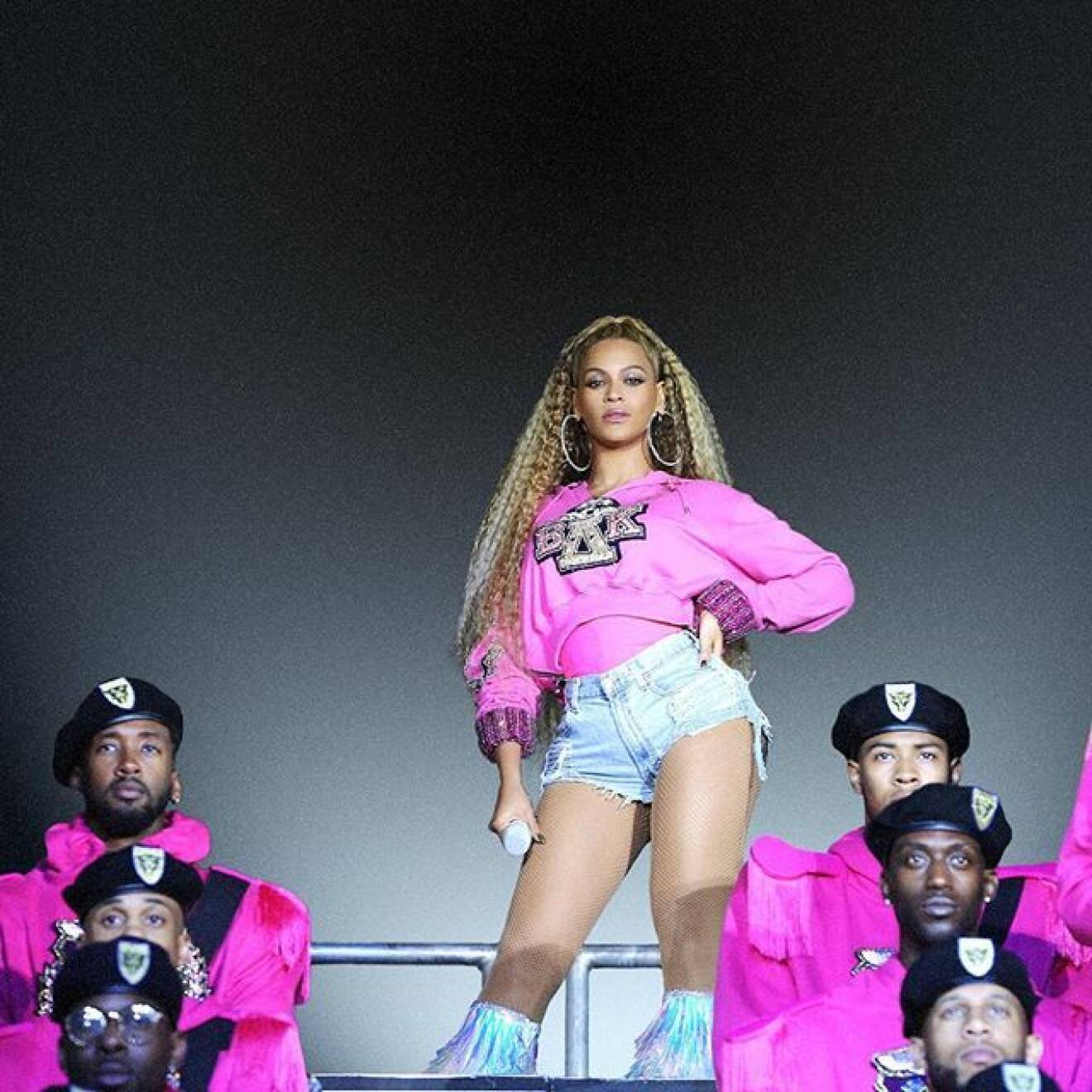 Beyoncé i rosa tjocktröja från Balmain.