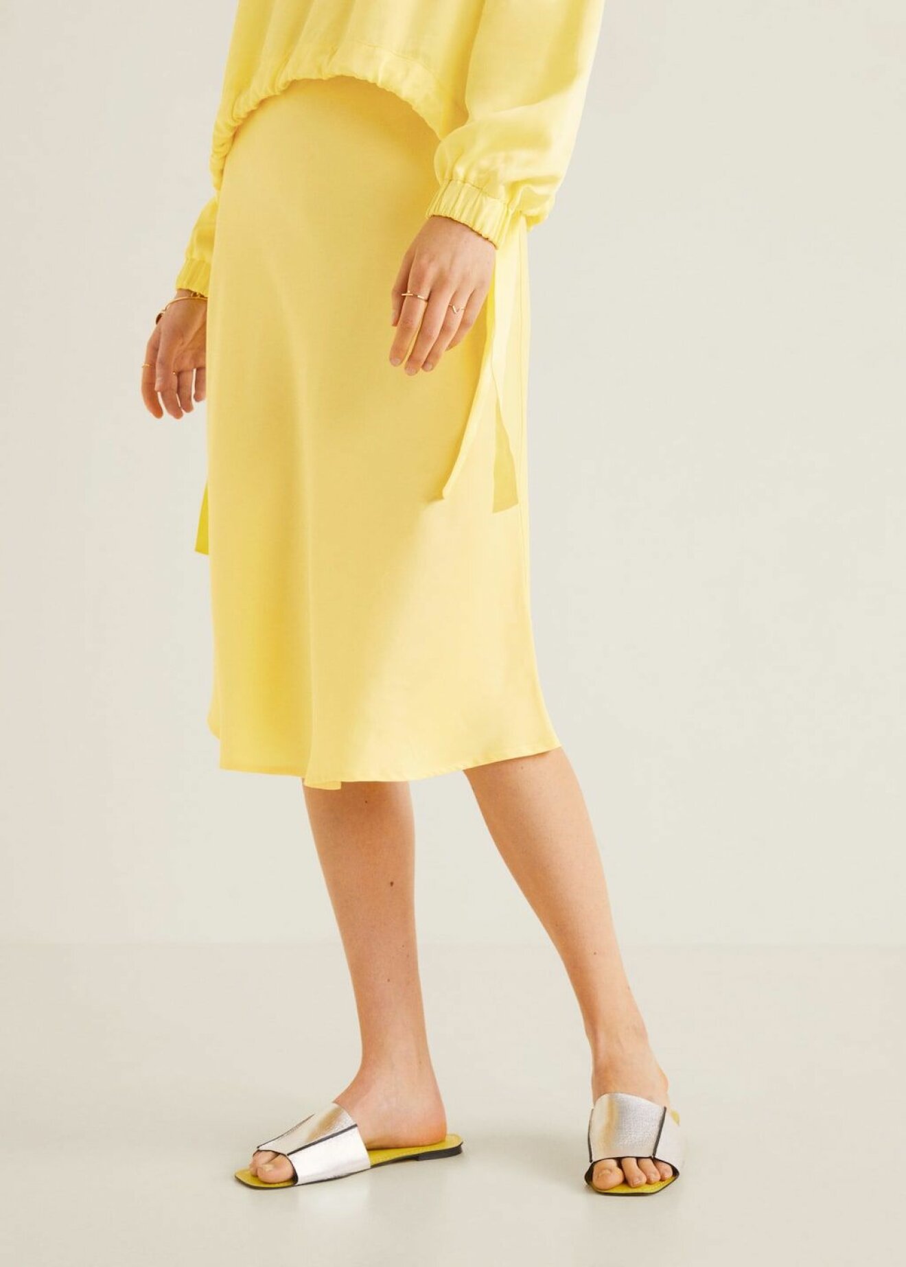 Citrongult med en touch av...rosa? Välj att bära en gul sidenkjol med en annan färgglad nyans, till exempel rosa. Det är en svårslagen kombination. Sidenkjol från Mango. 