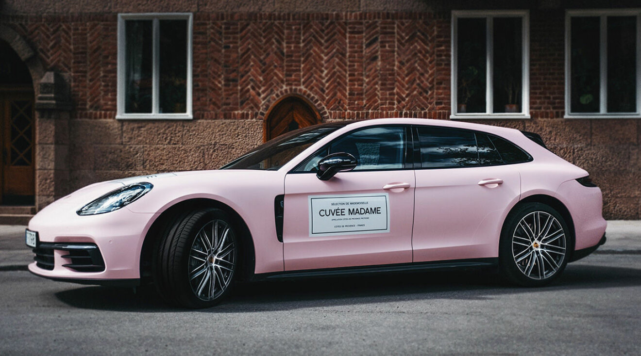 Nu kan du boka gratis skjuts – i en rosa Porsche! | ELLE