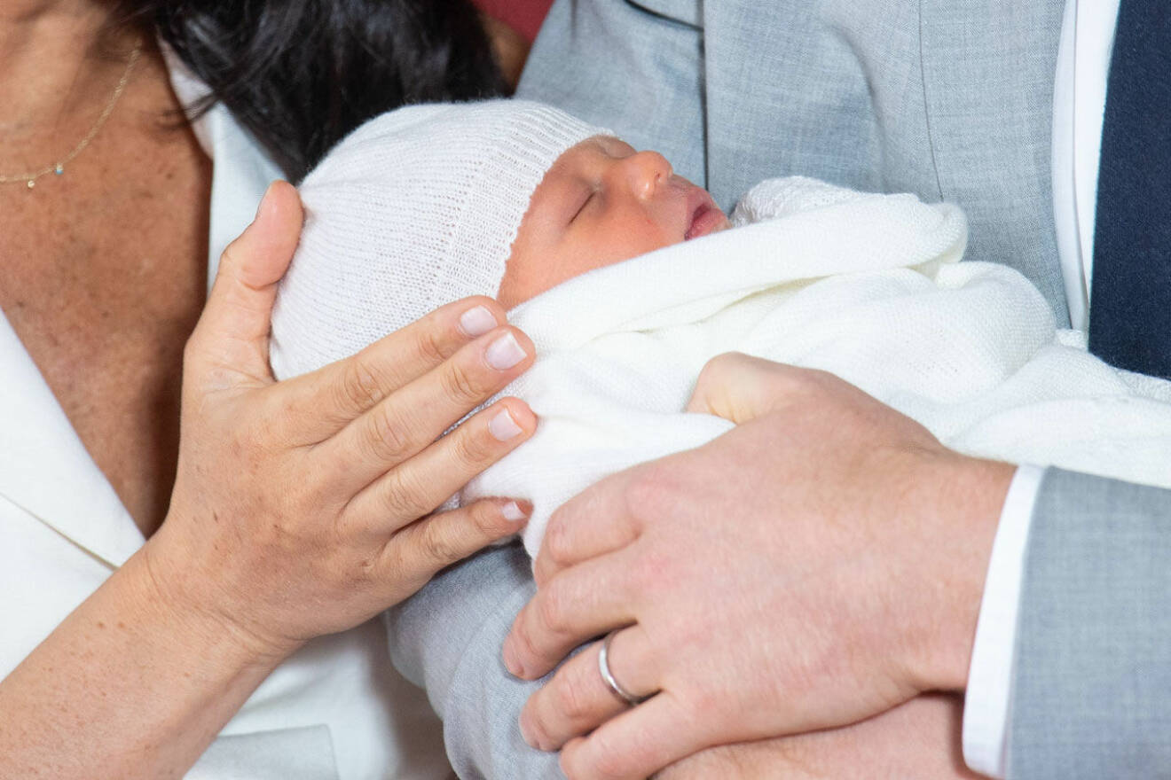 Meghan Markle och prins Harry med nyfödda sonen i famnen