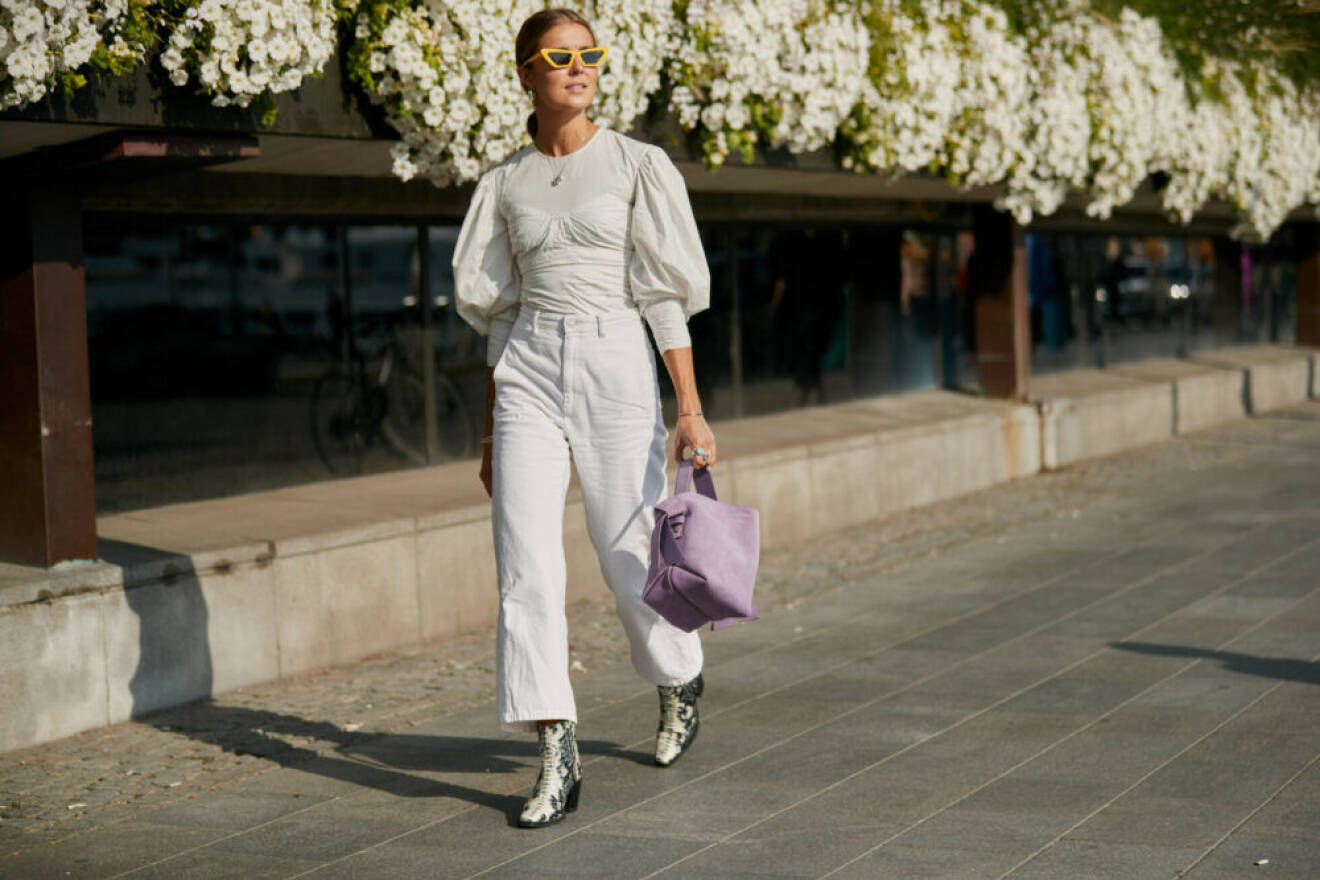 Vita jeans syntes under modeveckans streetstyle i Stockholm. 