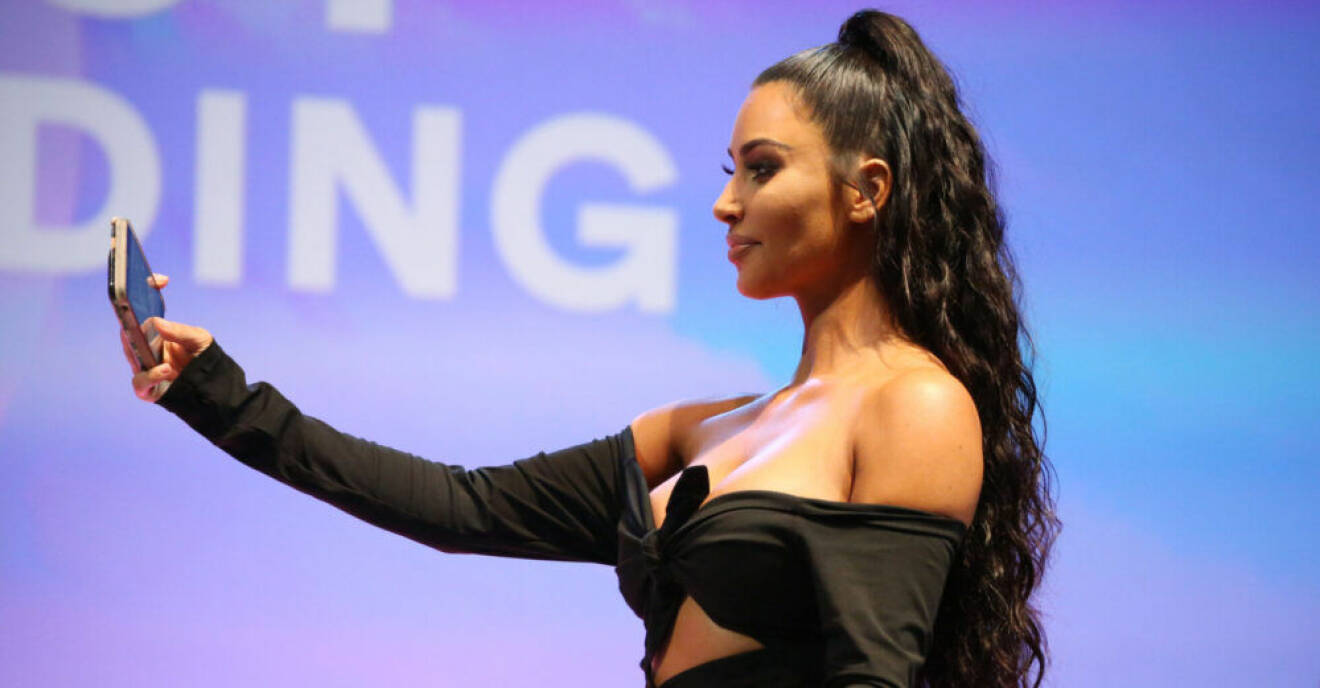 Kim Kardashian tar en selfie