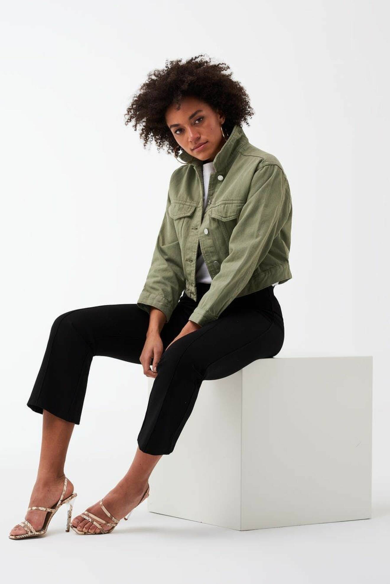 Militärgrön jeansjacka i midi-lång modell, från Gina Tricot. Shoppa jackan här!
