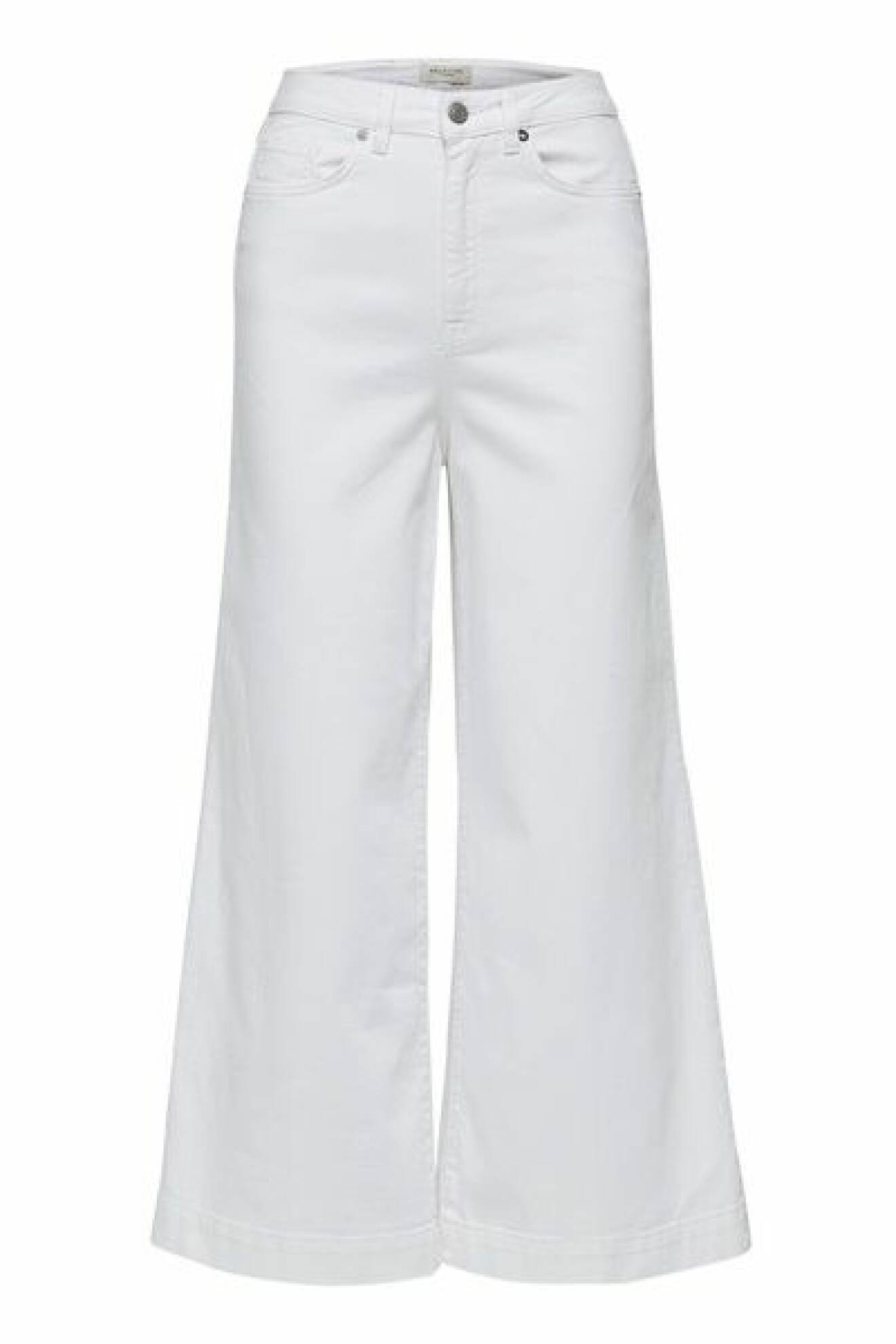 Vita jeans i ankellängd med stora vida ben, från Selected Femme. Shoppa jeansen här!