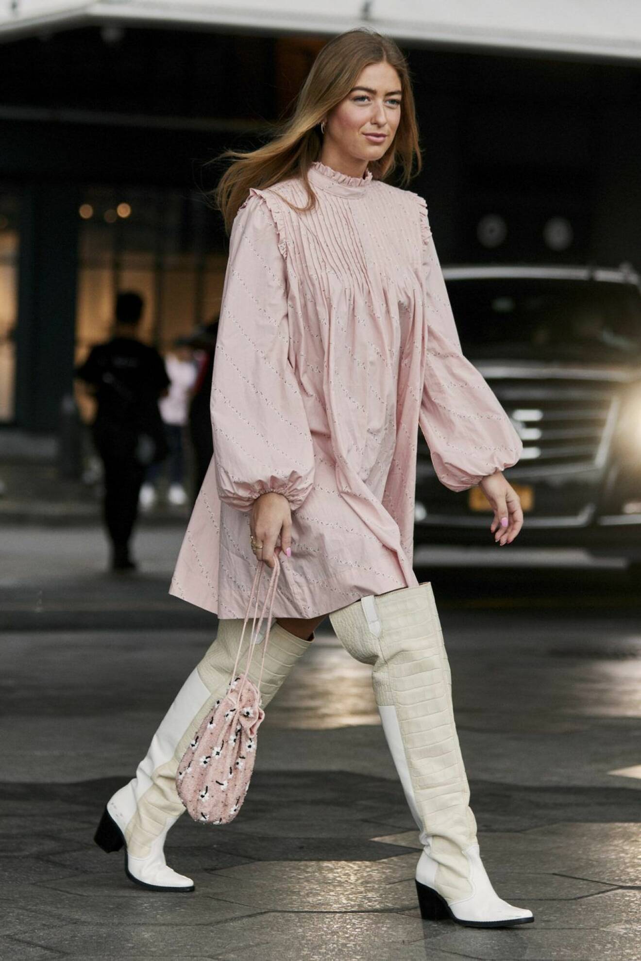 Miniklänning stylad med lårhöga boots på New York Fashion Week. 