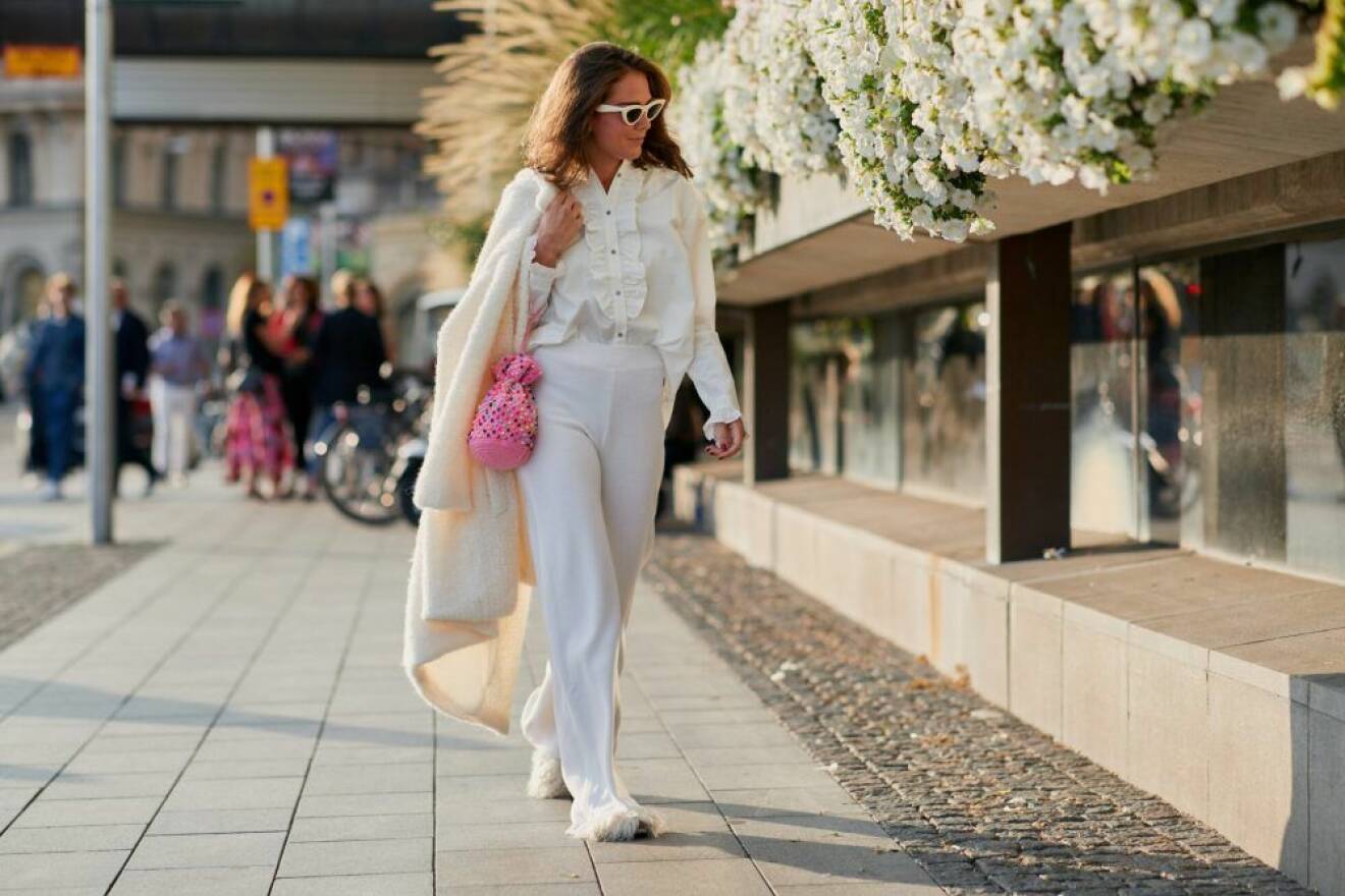 ELLEs bloggare Thérèse Hellström bar en monokrom vit look där volangblusen fick vara i fokus, under Stockholm Fashion Week.