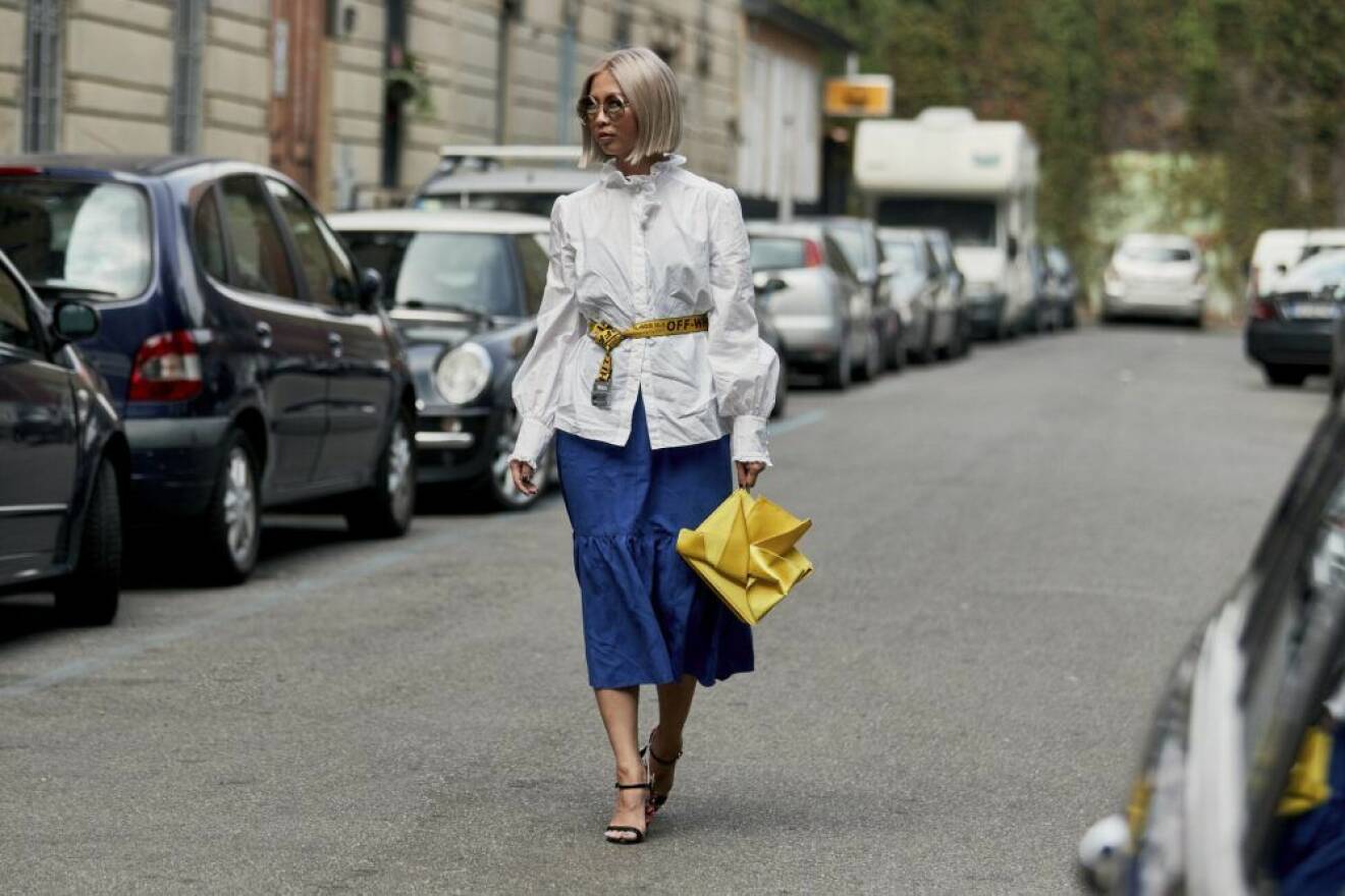 Få inspiration från den italienska streetstylen och markera midjan med ett bälte i färg. Foto: Imaxtree
